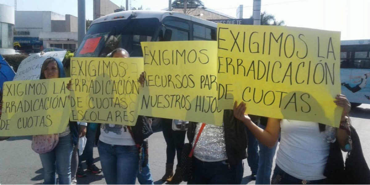 Bloquean padres de familia la avenida Morelos; exigen erradicación de cuotas escolares