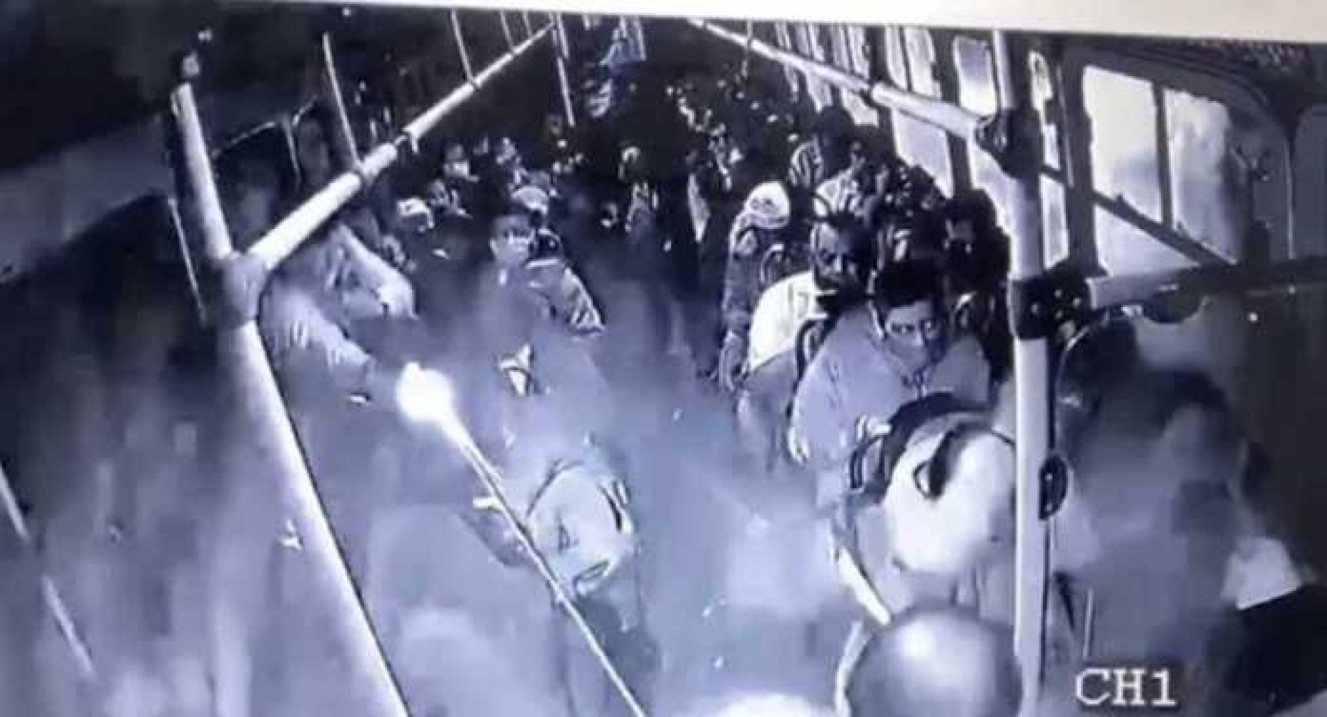 Graban fuerte balacera entre justiciero y rateros en autobús