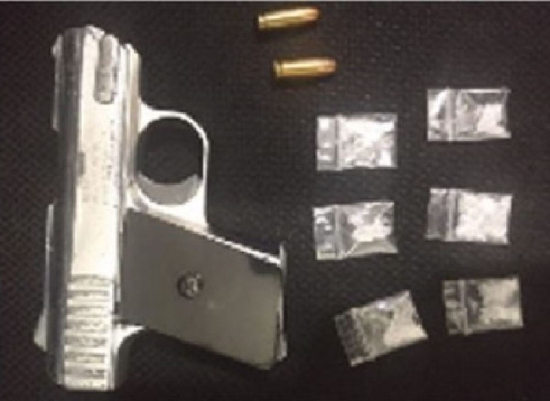 Detienen a automovilista armado y con droga