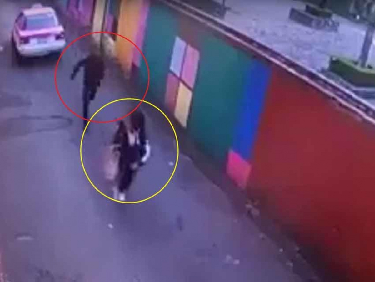 Captan agresión de taxista a joven en CDMX