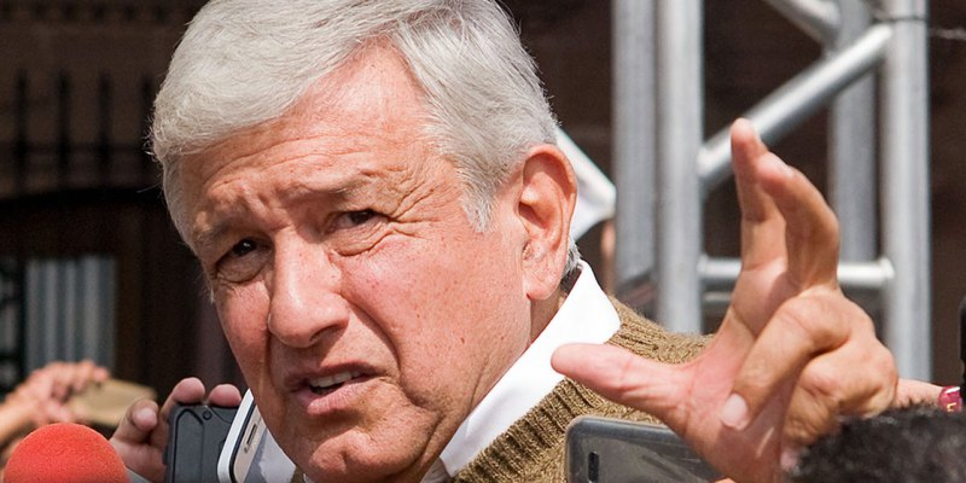 AMLO bajará sueldo a diputados y senadores, si gana en julio