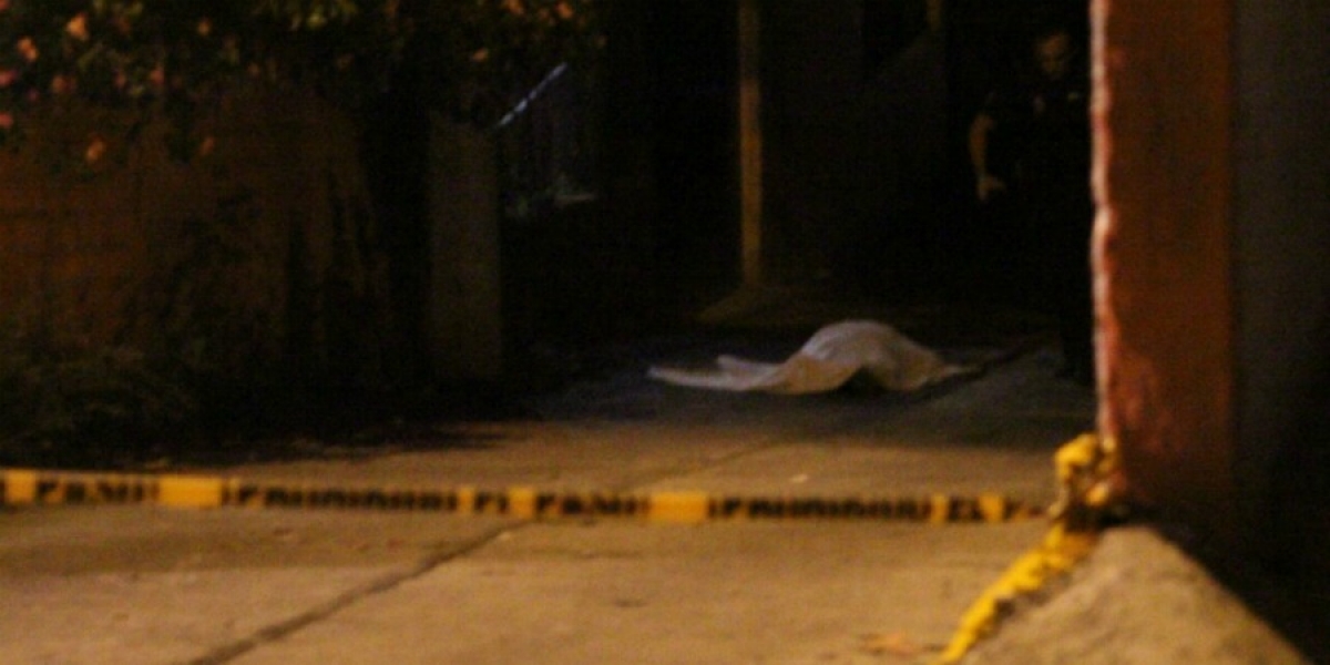 Atacan a balazos a dos personas en Santa María Ahuacatitlán; un hombre falleció