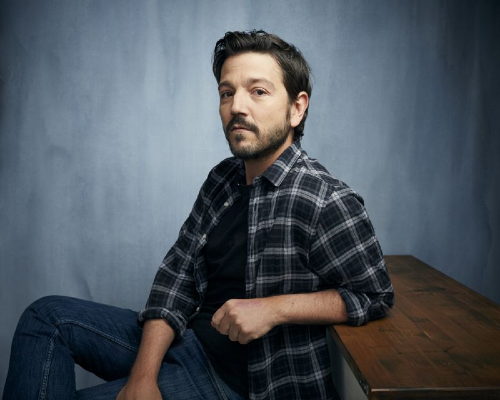Diego Luna debate temas actuales en nueva serie 'Pan y Circo'