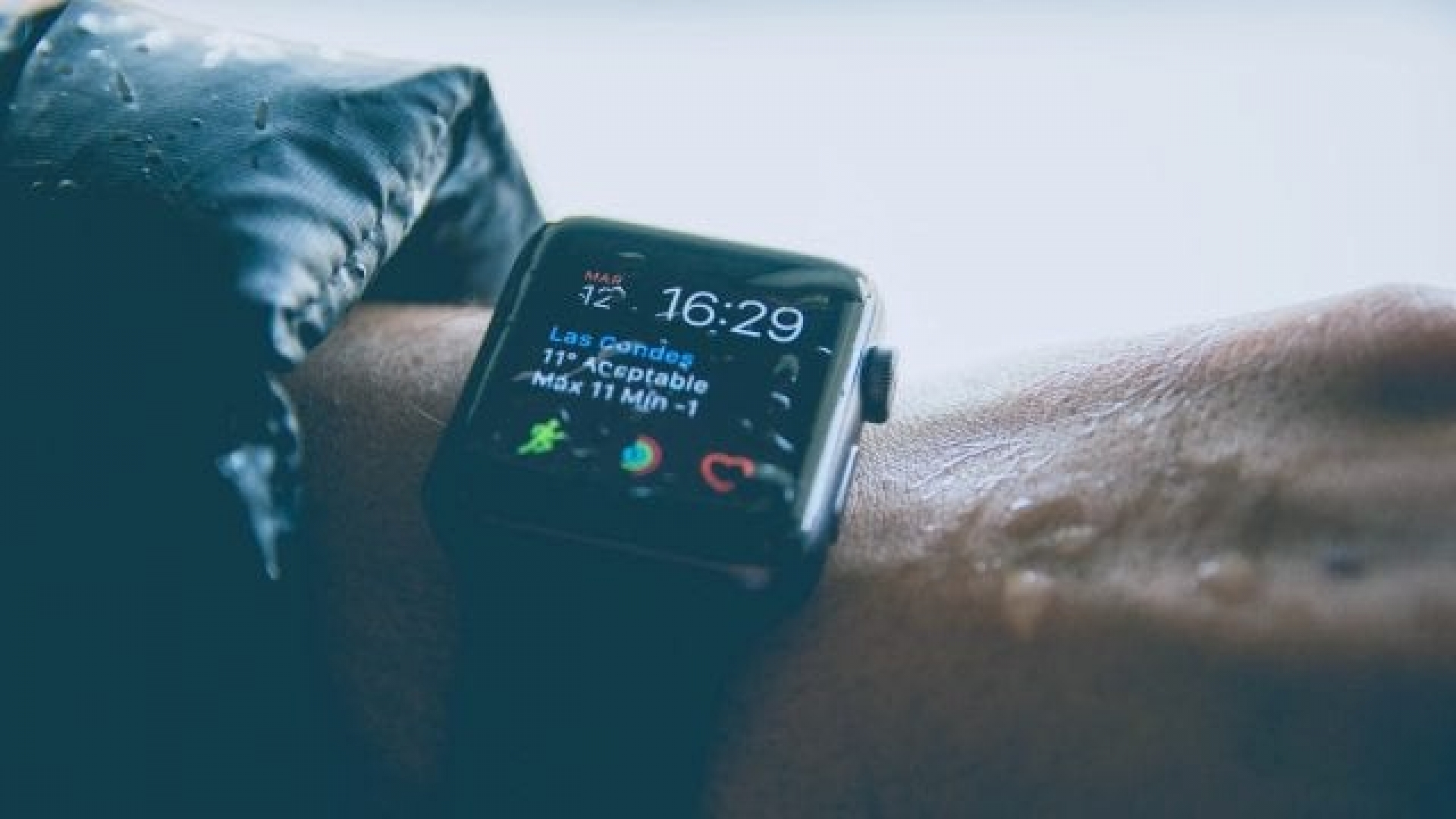 ¿Apple Watch y Fitbit podrán alertar sobre personas con Covid-19?