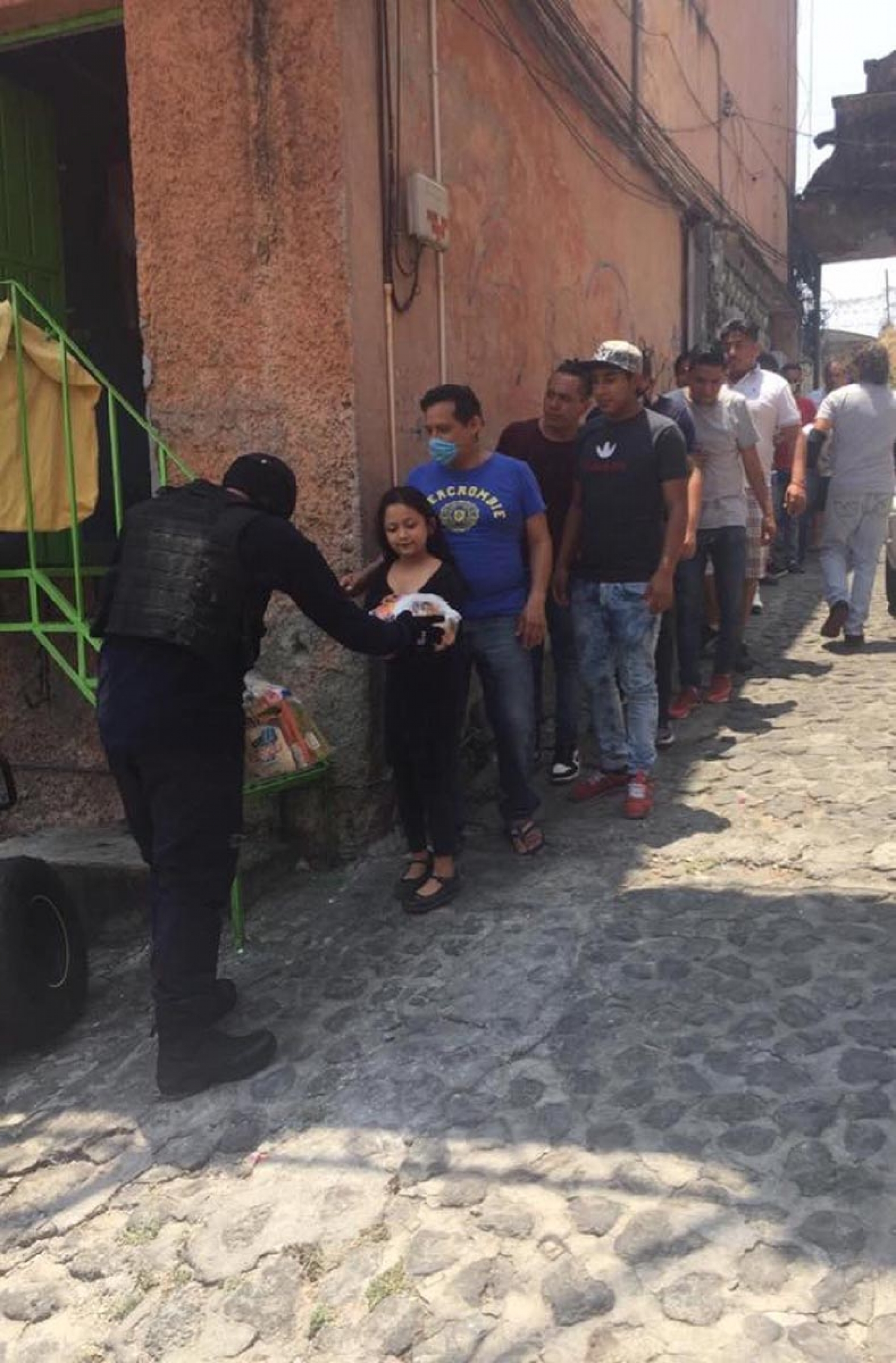 Grupo criminal reparte despensas