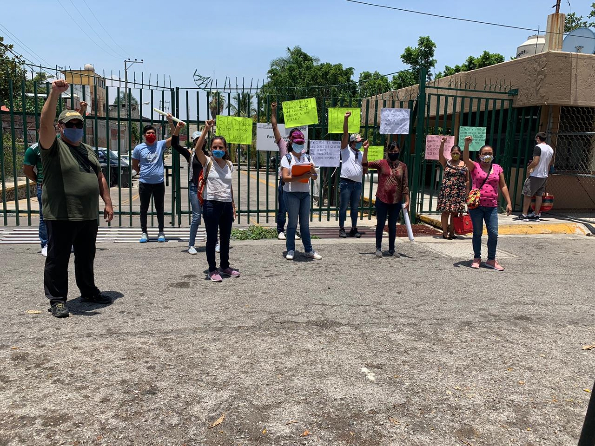 Maestros de nuevo ingreso protestan en el IEBEM