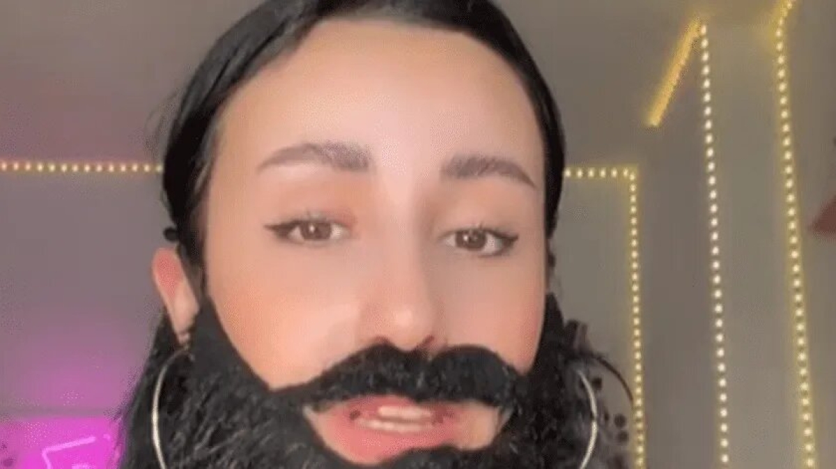Joven revela que usa una barba artificial cuando camina sola por la calle de noche