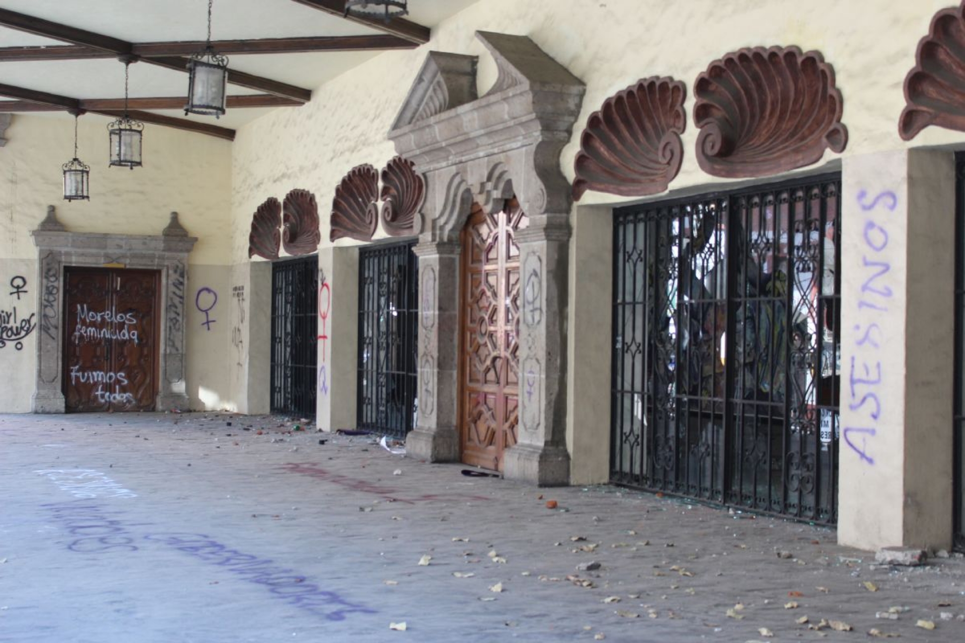Condenan católicos vandalismo de feministas contra templos