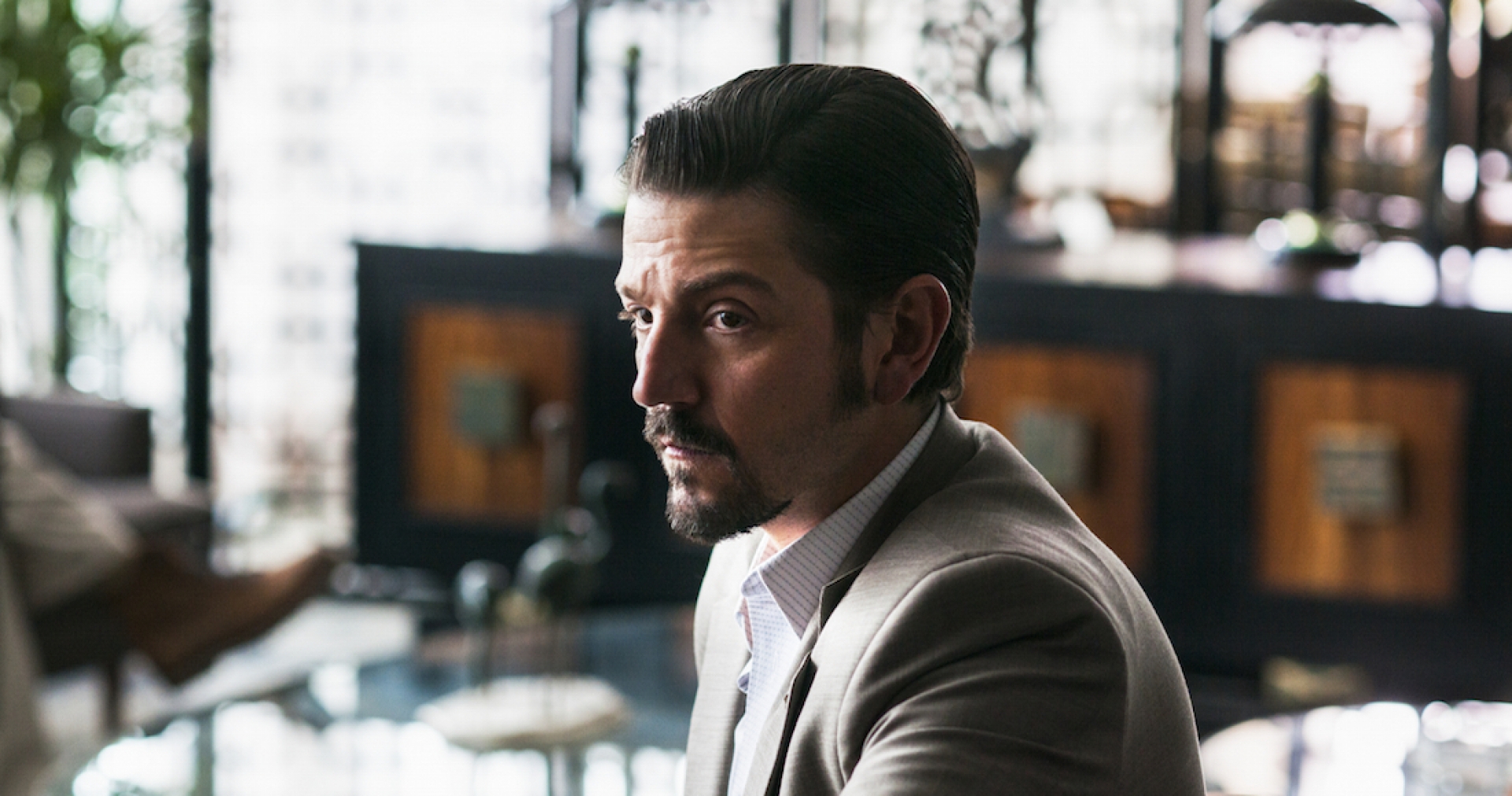 Así lucirá Diego Luna como Félix Gallardo en la cuarta temporada de Narcos