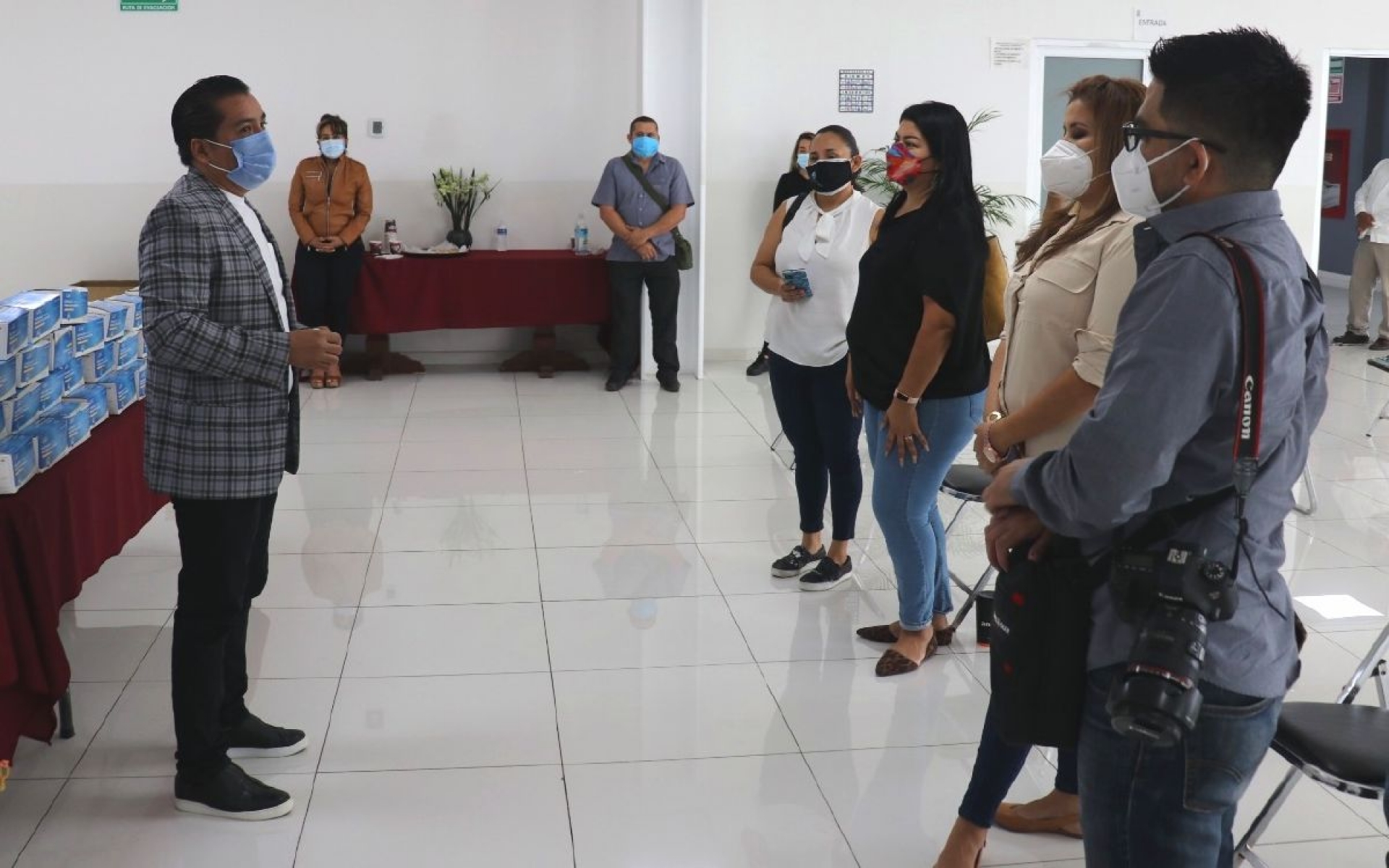 Entrega el diputado Alfonso Sotelo gel antibacterial y mascarillas al gremio periodístico