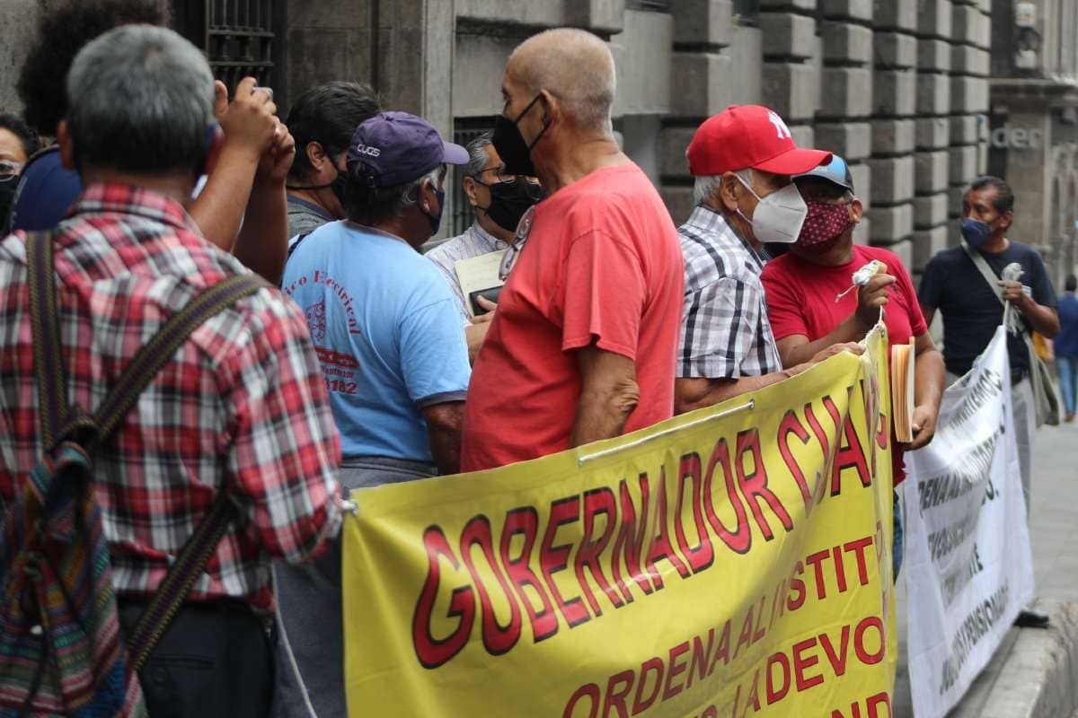 Jubilados del SAPAC cierran calle para exigir sus aportaciones