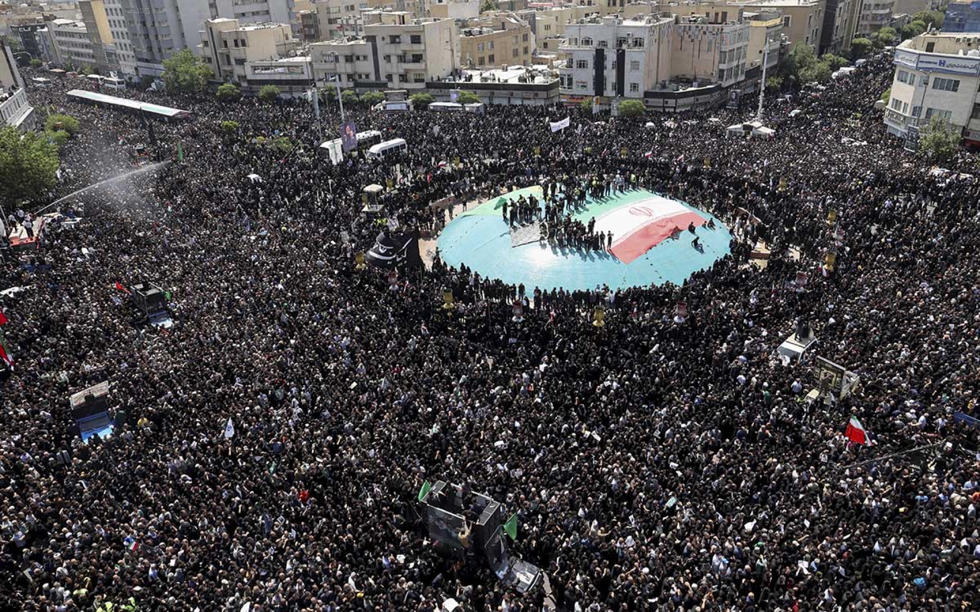 Líder supremo de Irán encabeza funeral del presidente Ebrahim Raisí