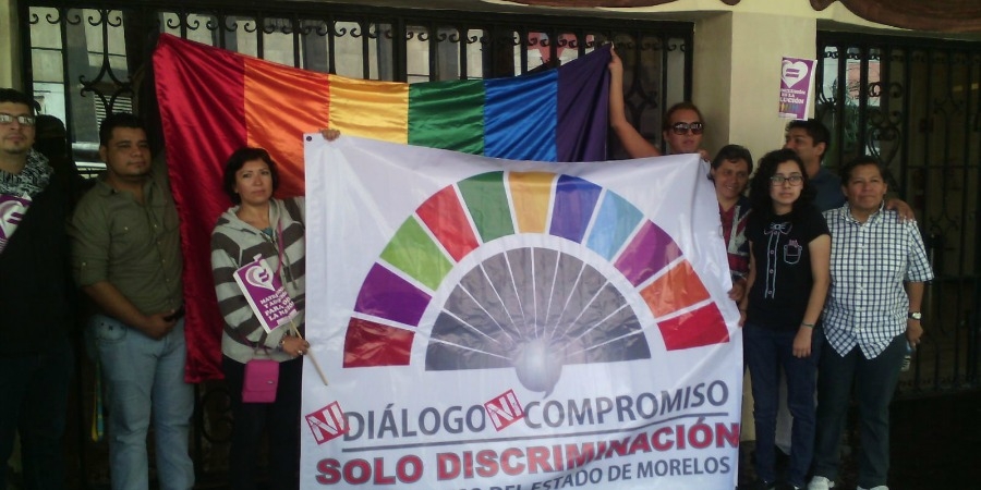Integrantes de la comunidad LGBT se manifiestan en el Congreso local