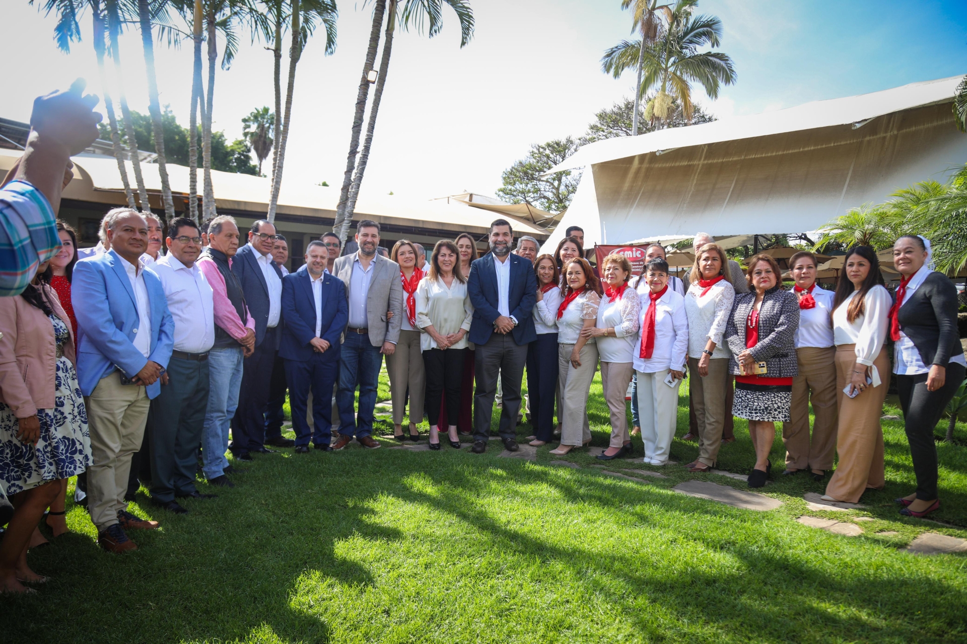 Dialoga Margarita González Saravia con líderes constructores de Morelos