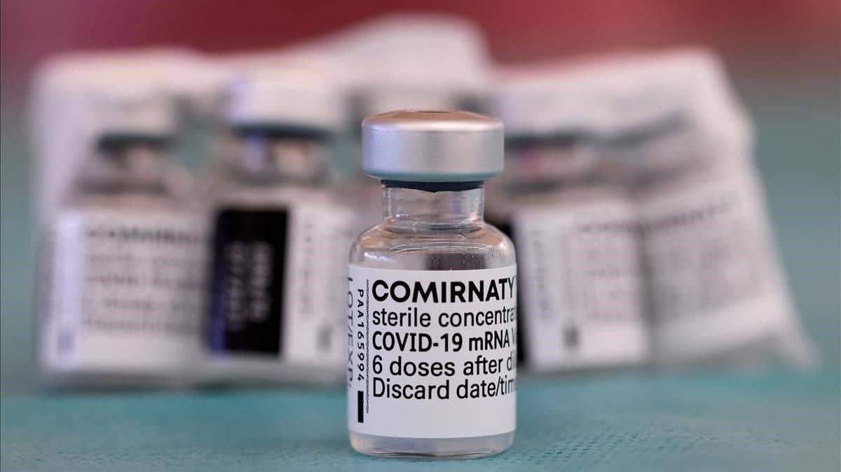 Vacuna COVID de Pfizer cambia de nombre, ahora se llama "Comirnaty"