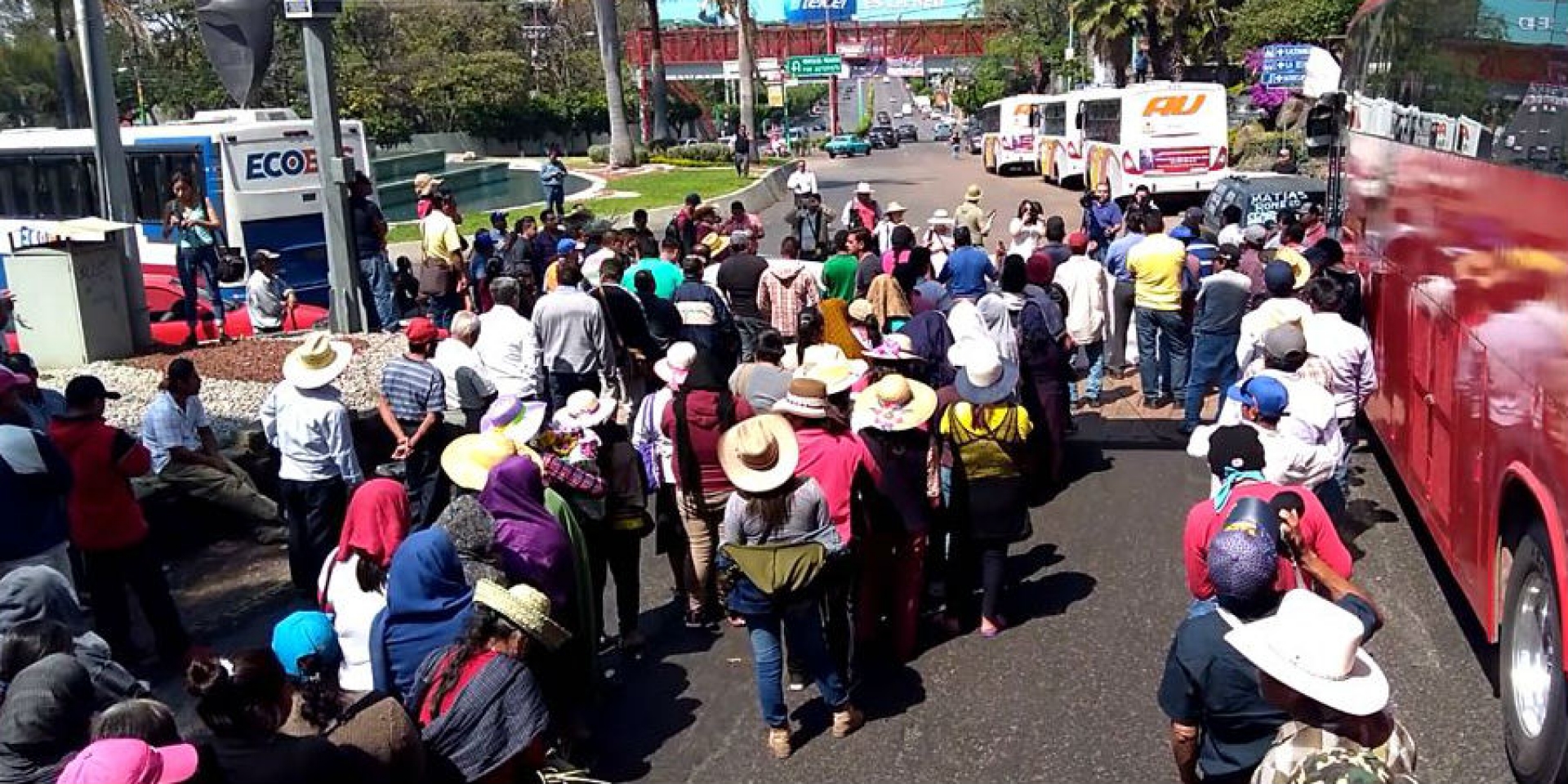 Llega a Cuernavaca caravana de damnificados por sismos proveniente de Oaxaca