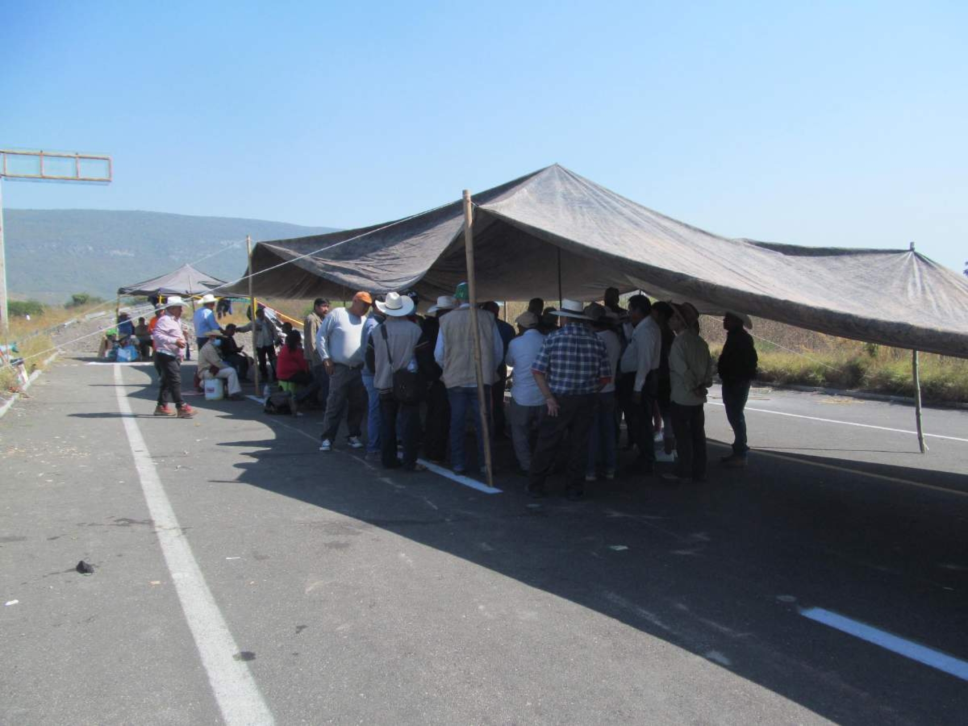 Reabren la autopista Siglo XXI; ejidatarios aceptan acuerdos