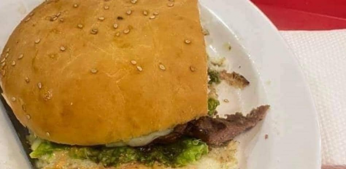 Pide una hamburguesa y encuentra un dedo mientras la comía