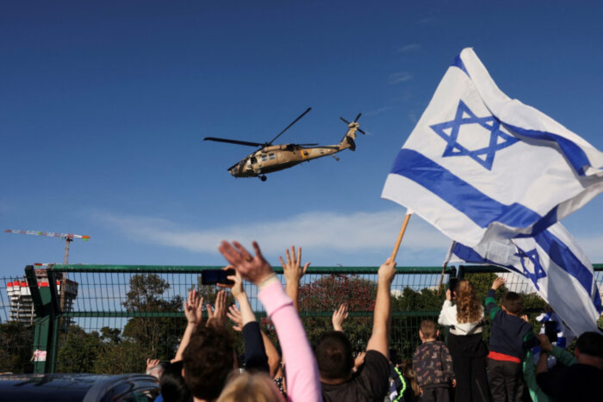 Israel libera a 200 prisioneros palestinos en acuerdo con Hamás