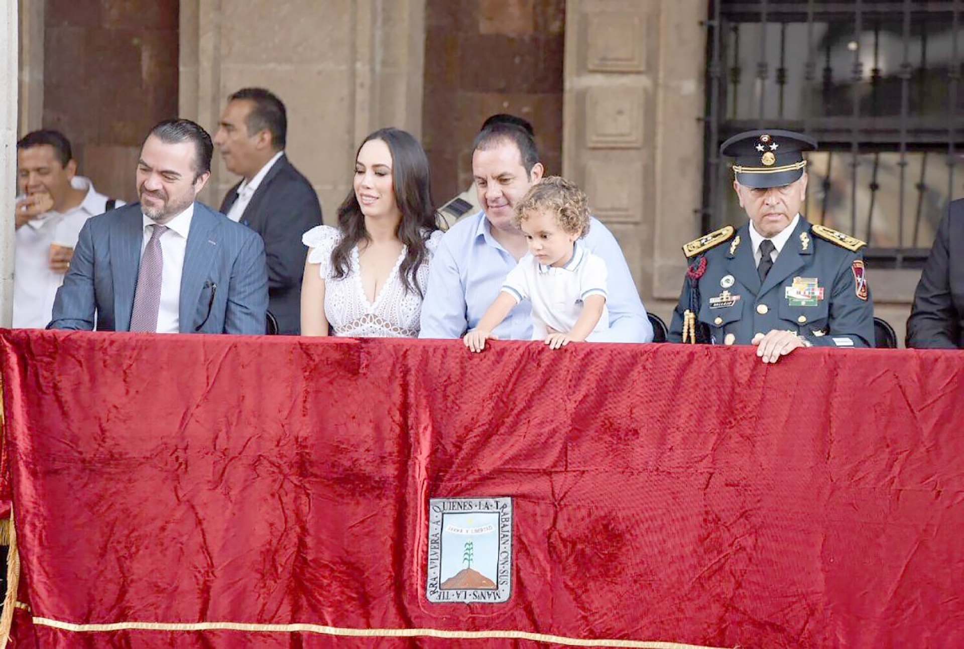 Disfrutan familias desfile patrio
