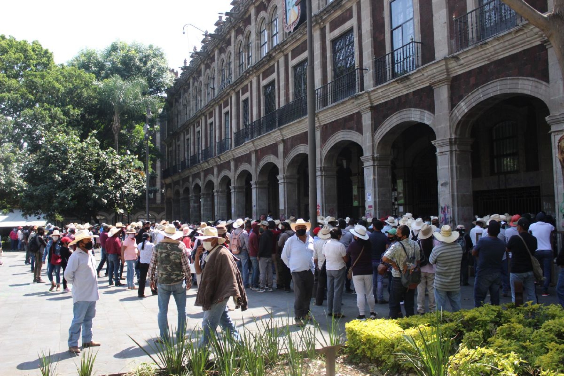 Pobladores de Hueyapan cometen actos vandálicos en Cuernavaca