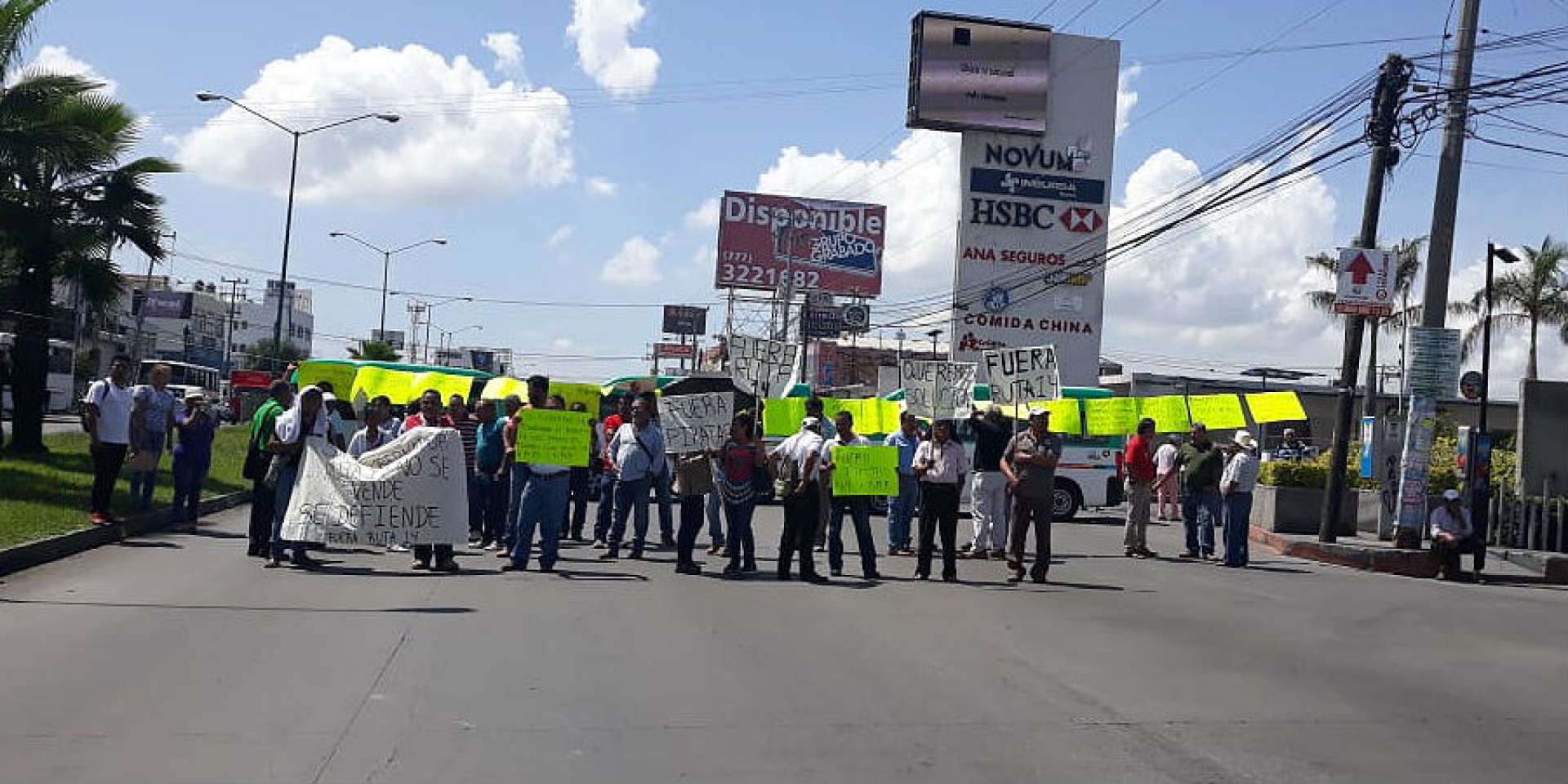 Se manifiestan transportistas de la Ruta 13 de Yautepec en el bulevar Cuauhnáhuac