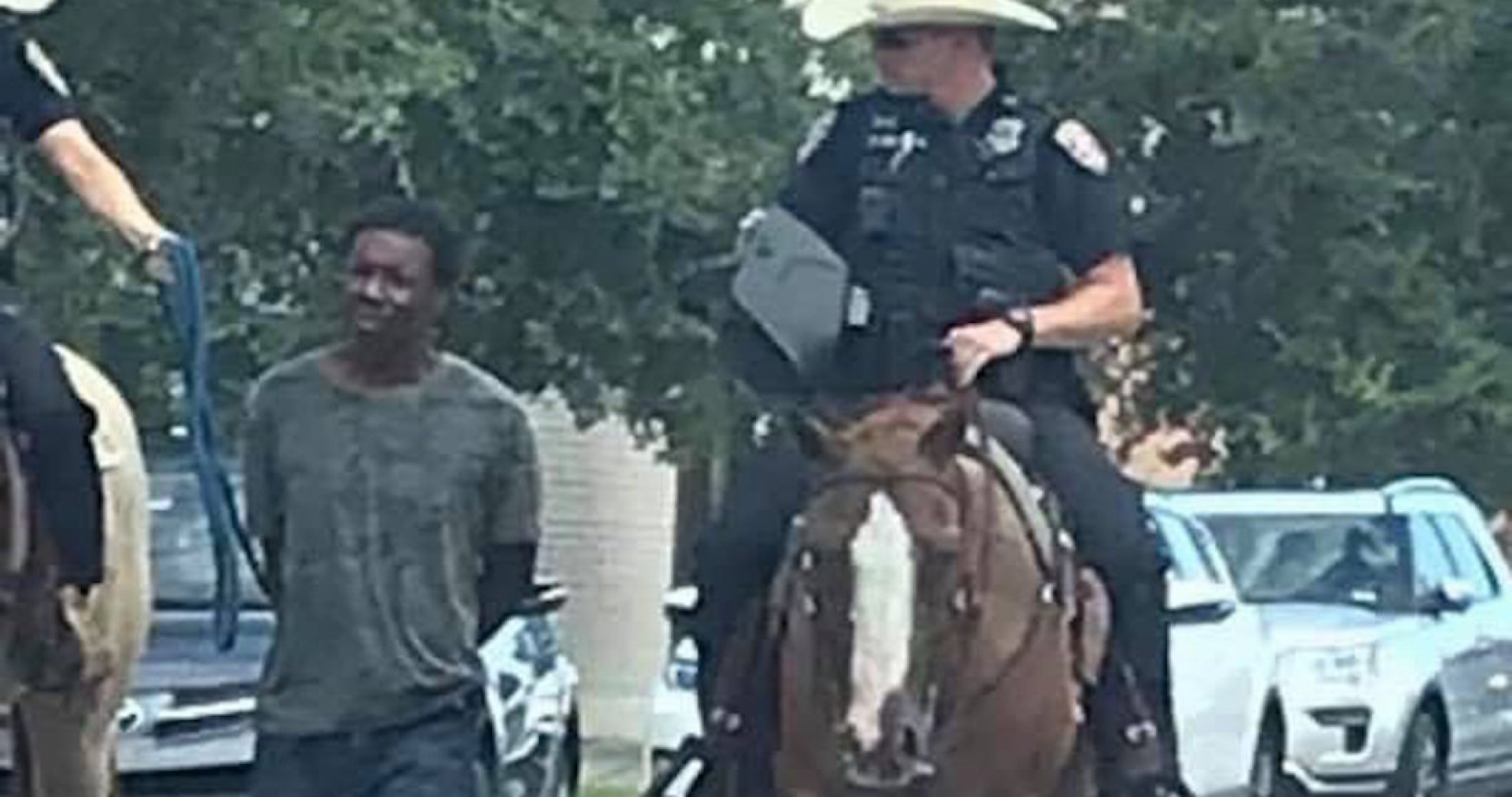 Causa indignación: Un afroamericano amarrado. Policías a caballo, jalándolo