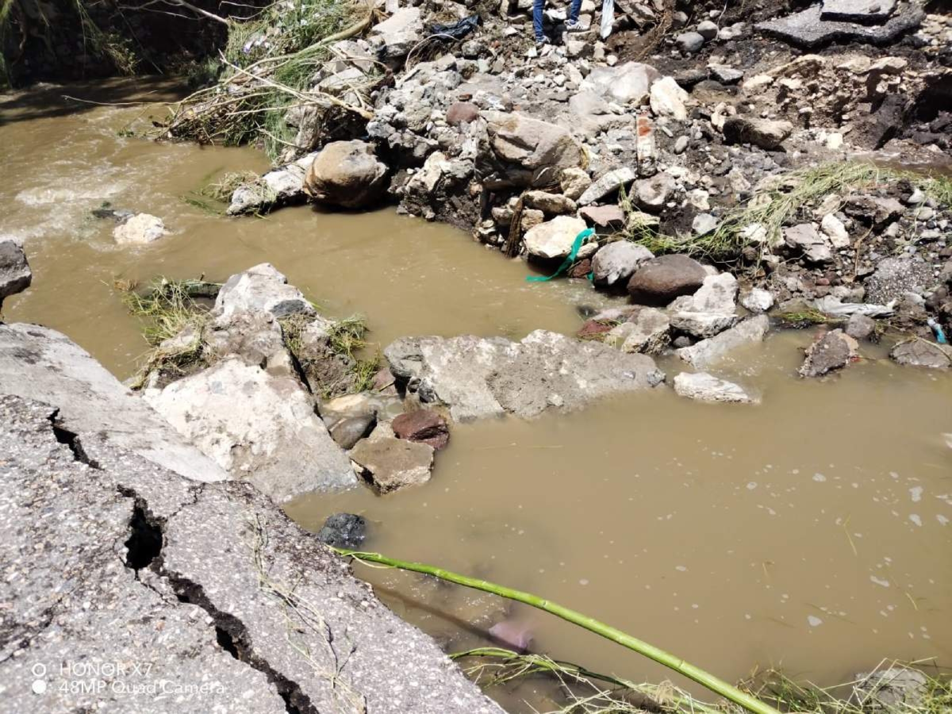 Lluvias arrasan con puente en la colonia Benito Juárez de Zacatepec