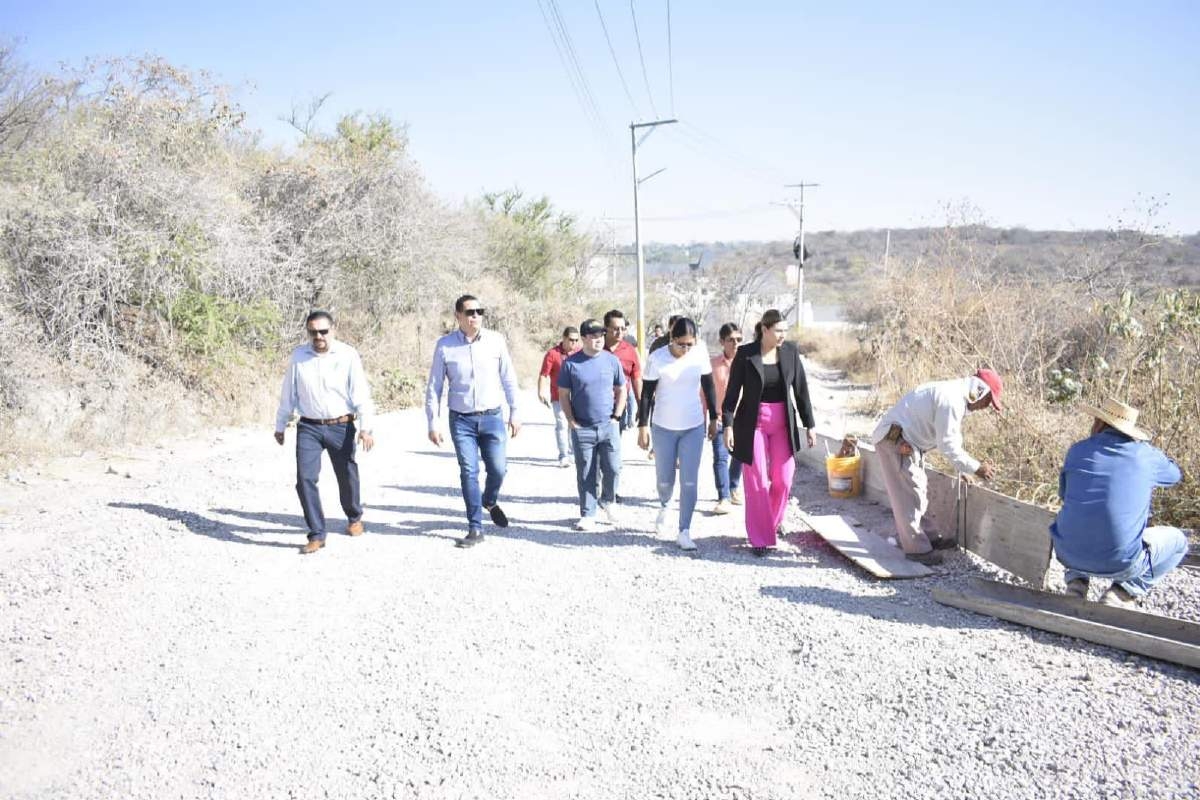 Supervisan avance de pavimentación del acceso a Mundo Imayina