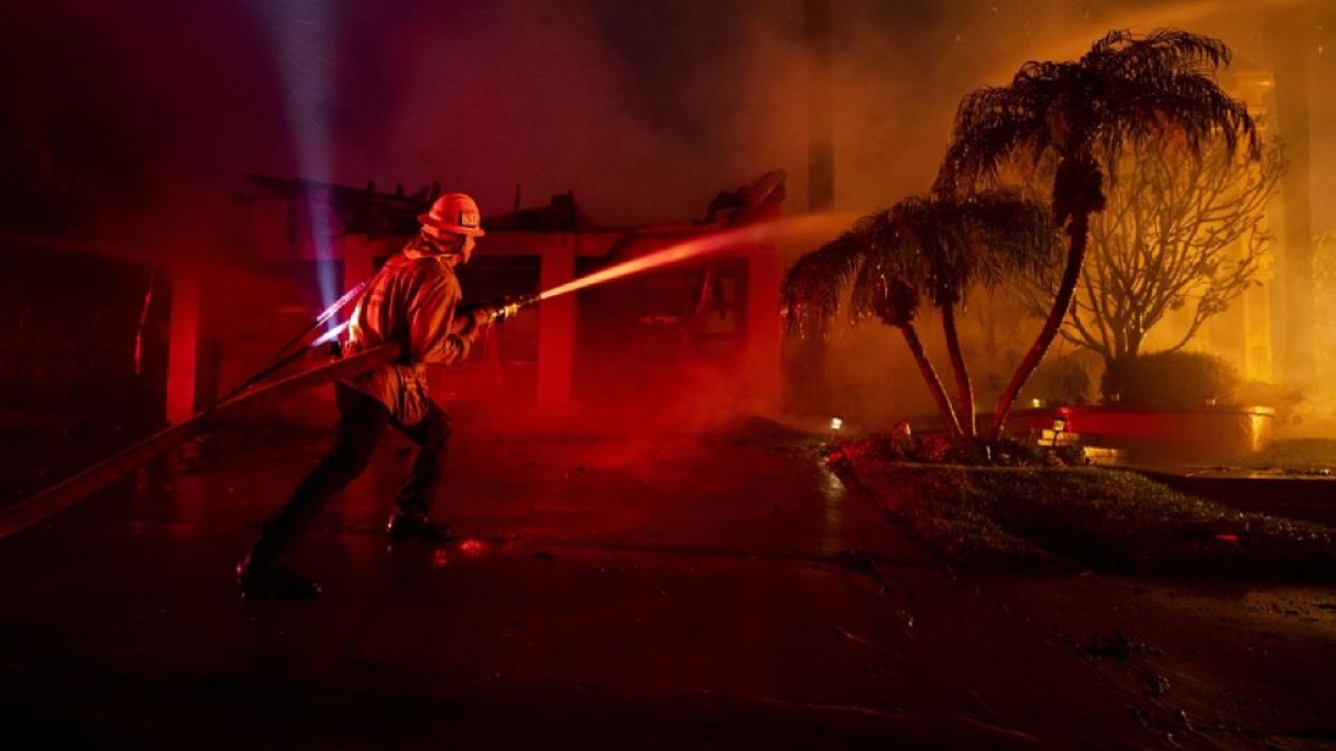 Fuertes incendios arrasan Nuevo México y California