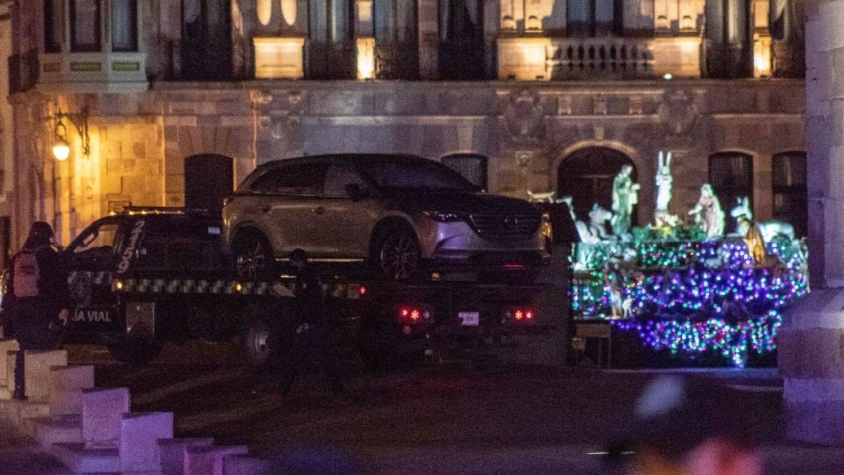 Abandonan camioneta con cuerpos en el Palacio de Gobierno de Zacatecas