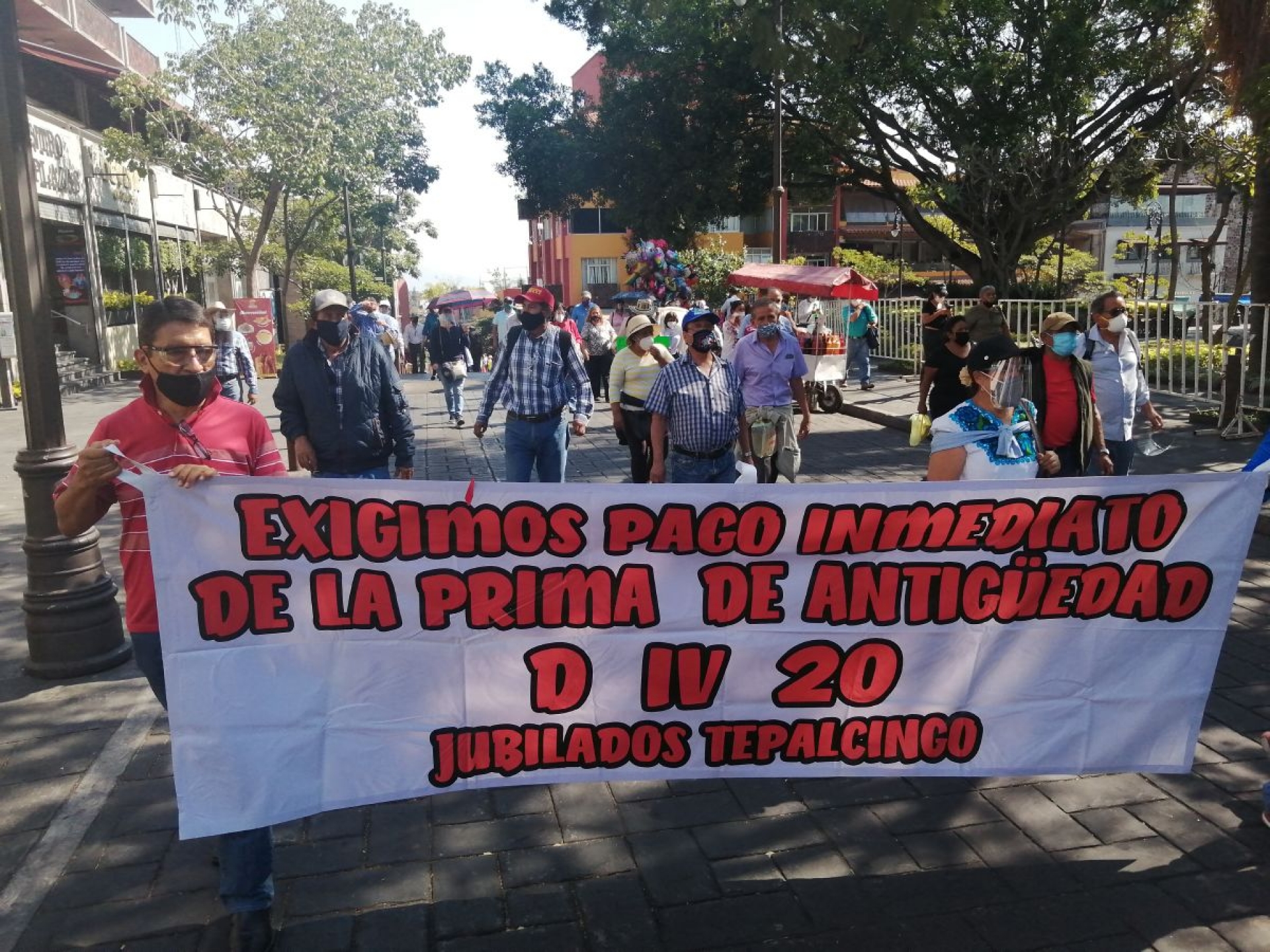 Dan fecha de pago a maestros jubilados