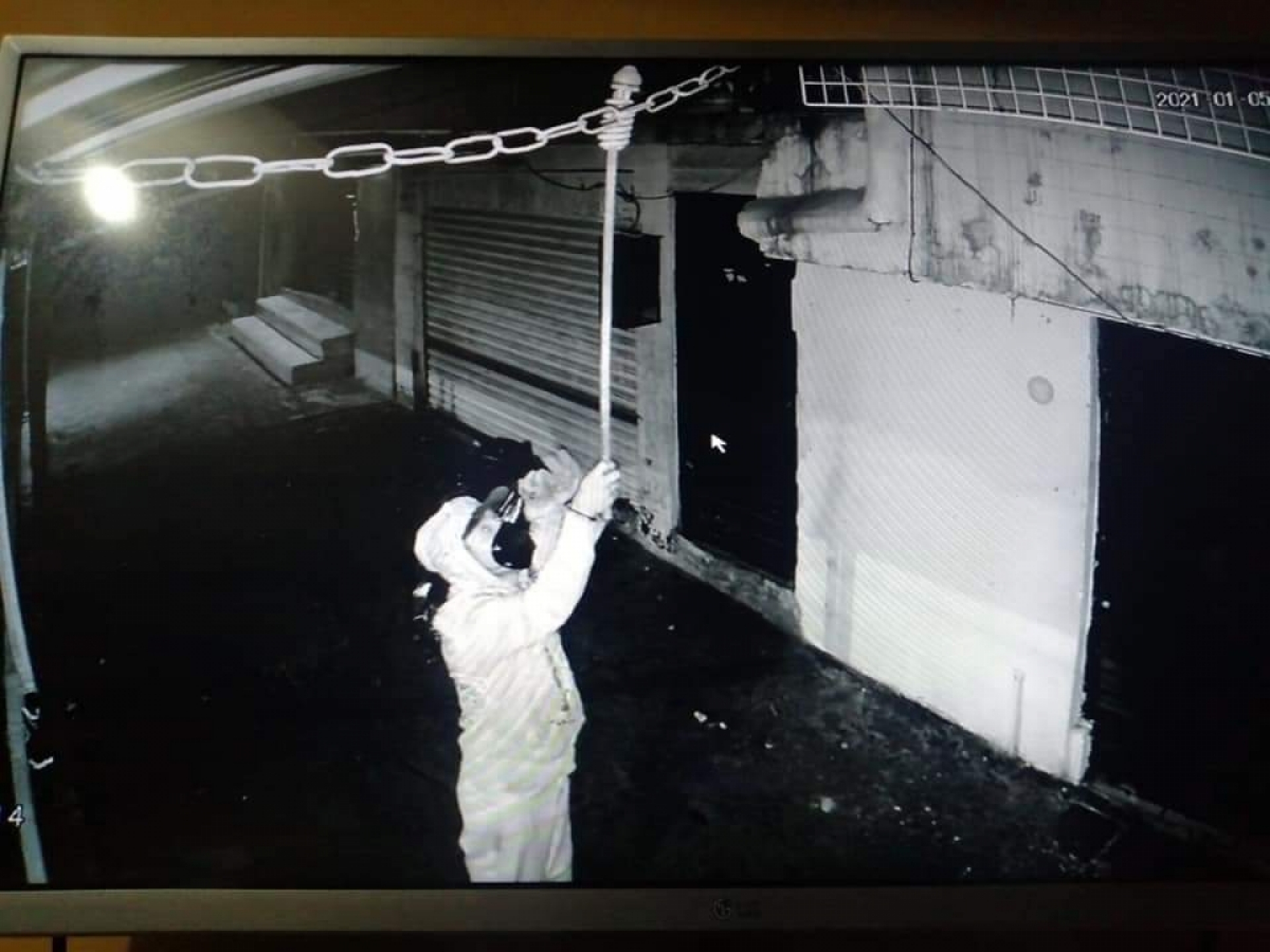 Captan en video a ladrón de focos en la Barona
