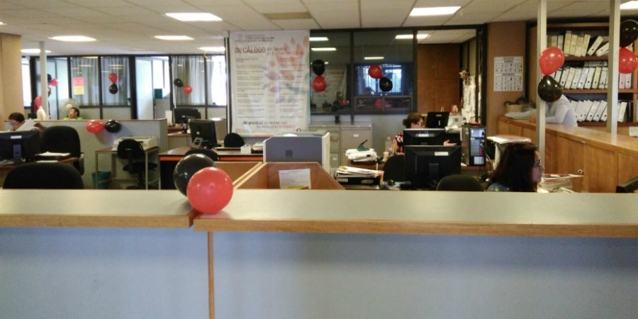 Protestan trabajadores administrativos en las oficinas del IEBEM