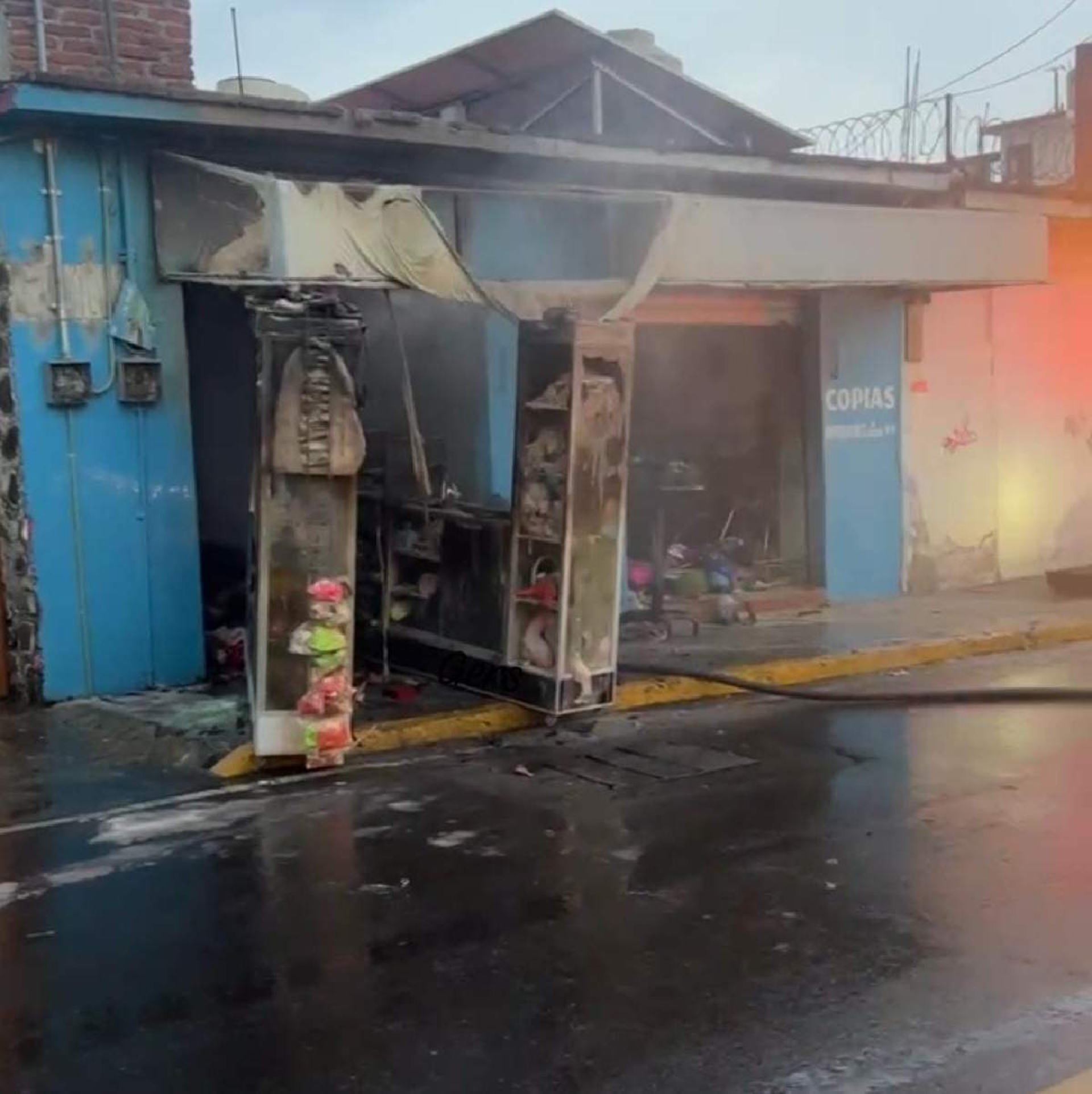 Se quema local en la avenida 10 de Abril