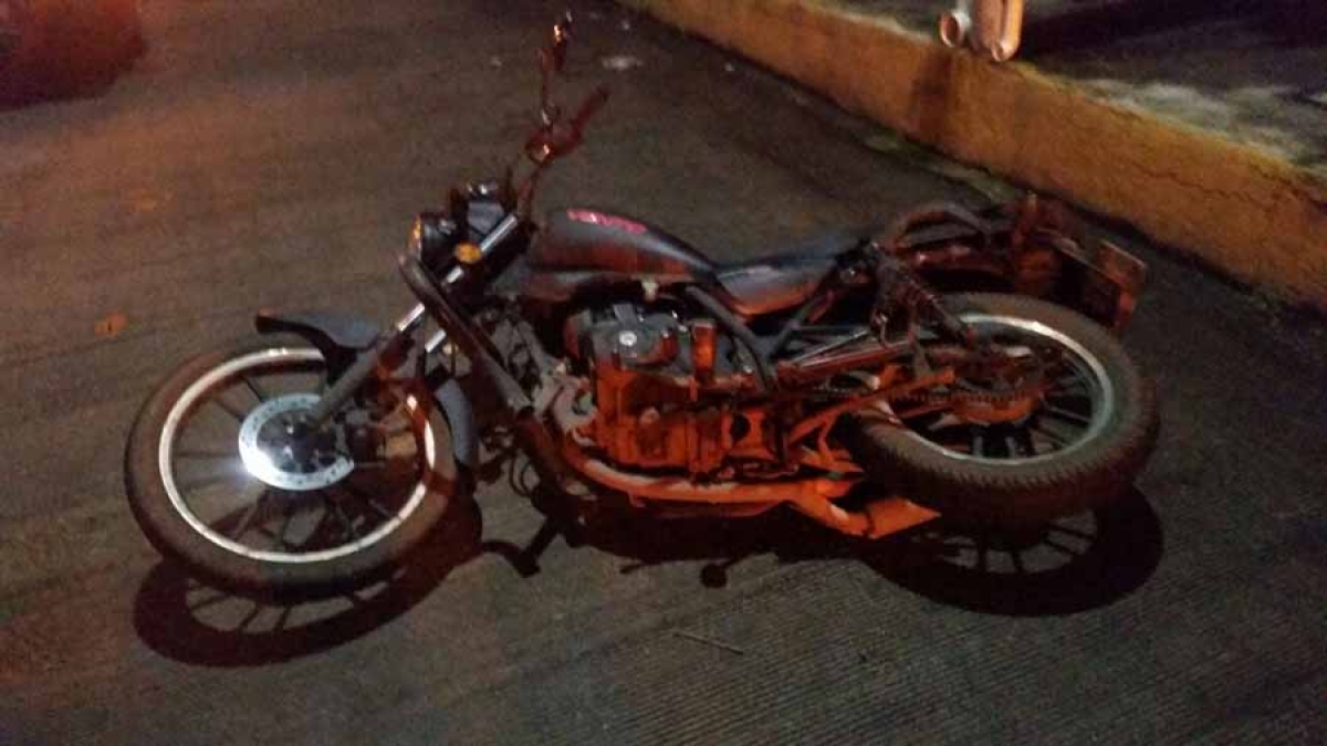 Resultó golpeado al derrapar en su moto