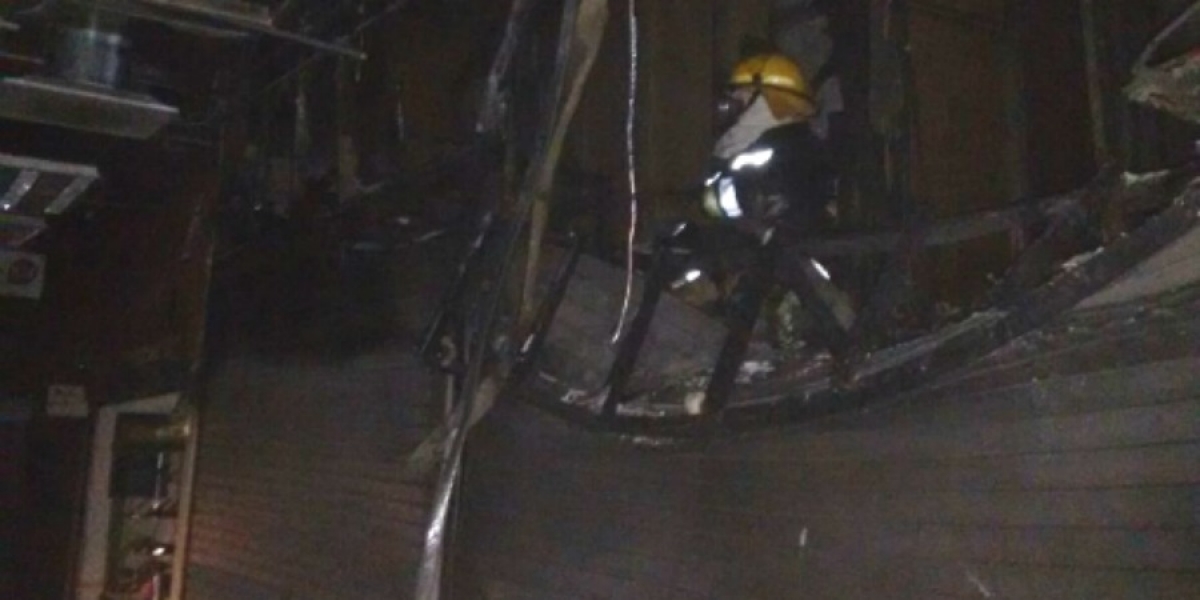 Sofocan bomberos incendio de dos locales en la Plaza de la Tecnología