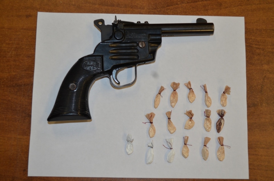 Le hallaron cocaína y una pistola de municiones