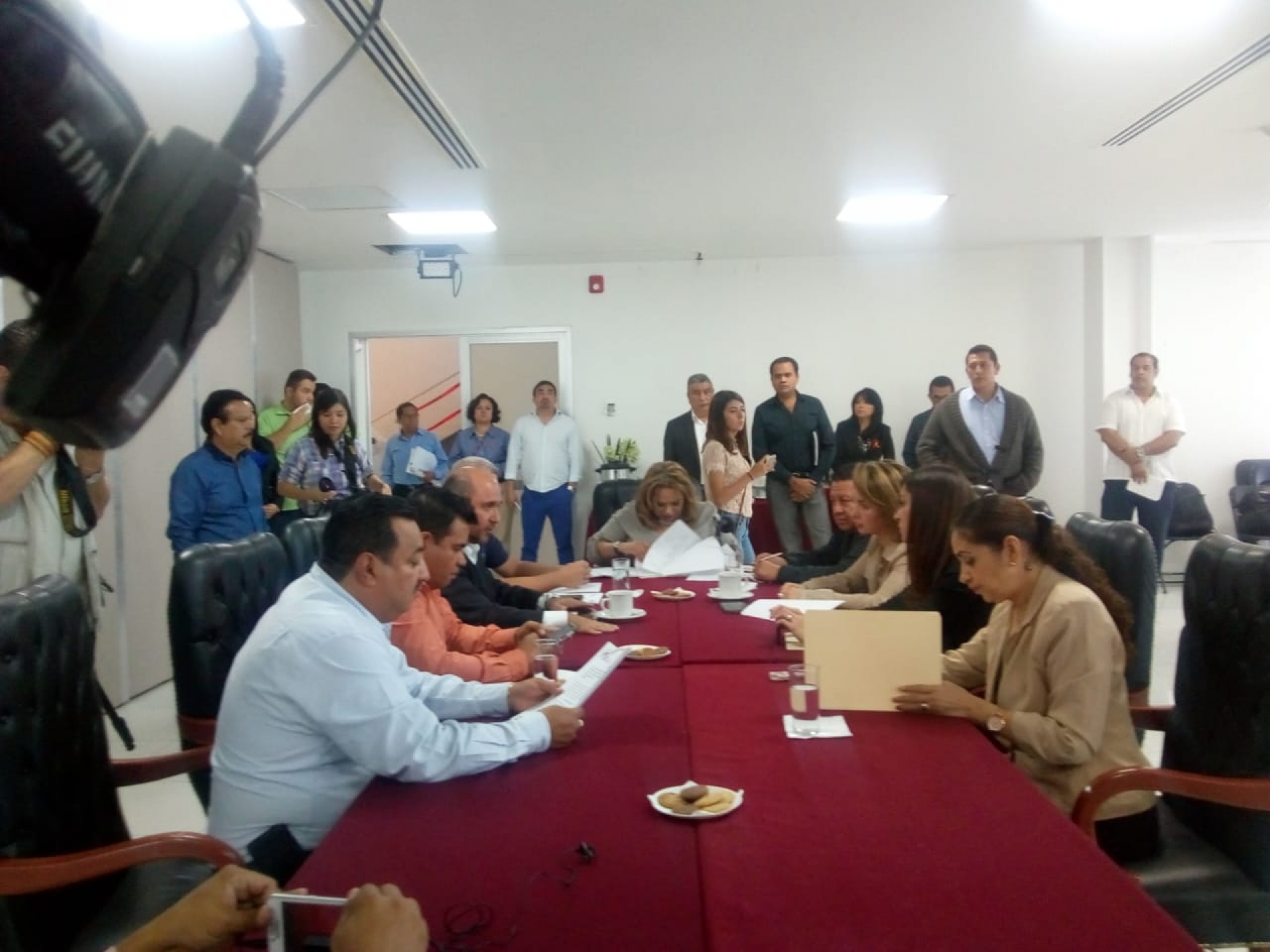 Se reúnen diputados con empresarios