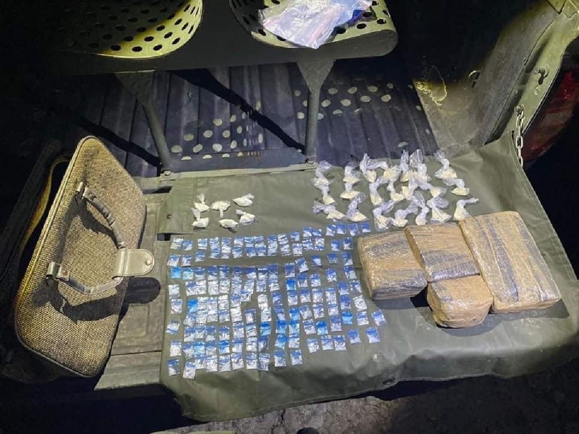 Abandonan un maletín lleno de droga en Puente de Ixtla