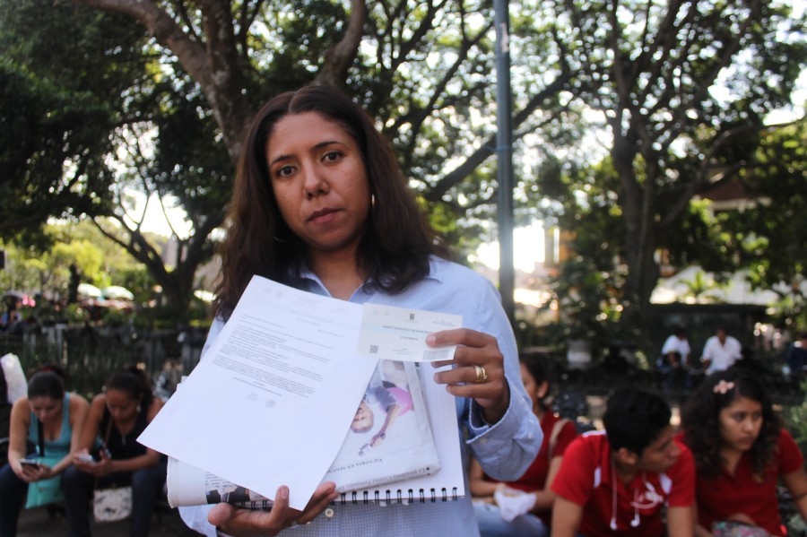 Profesora denuncia que a golpes policías no le permitieron el acceso para realizar examen