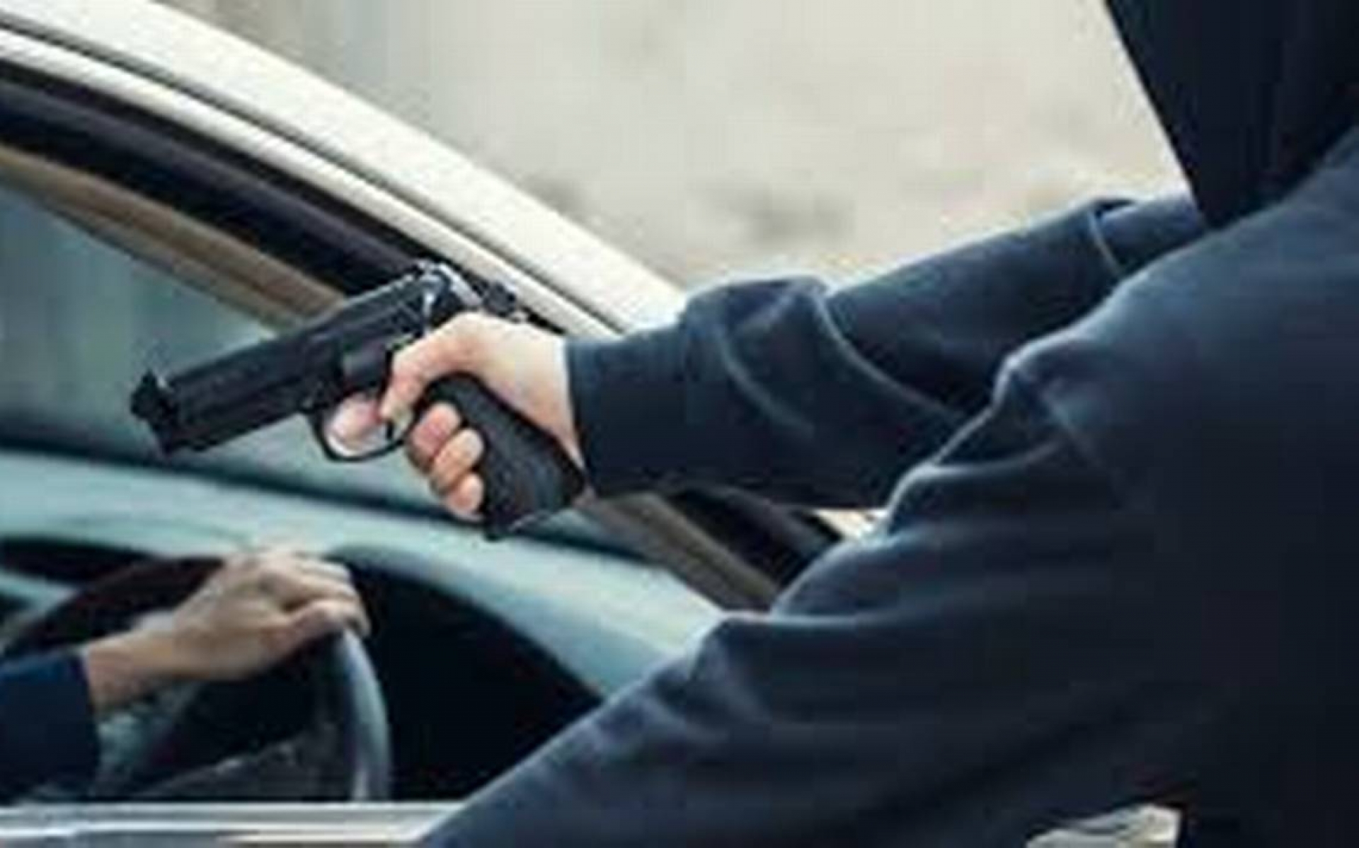 Lo amagaron con pistolas para que entregara su auto