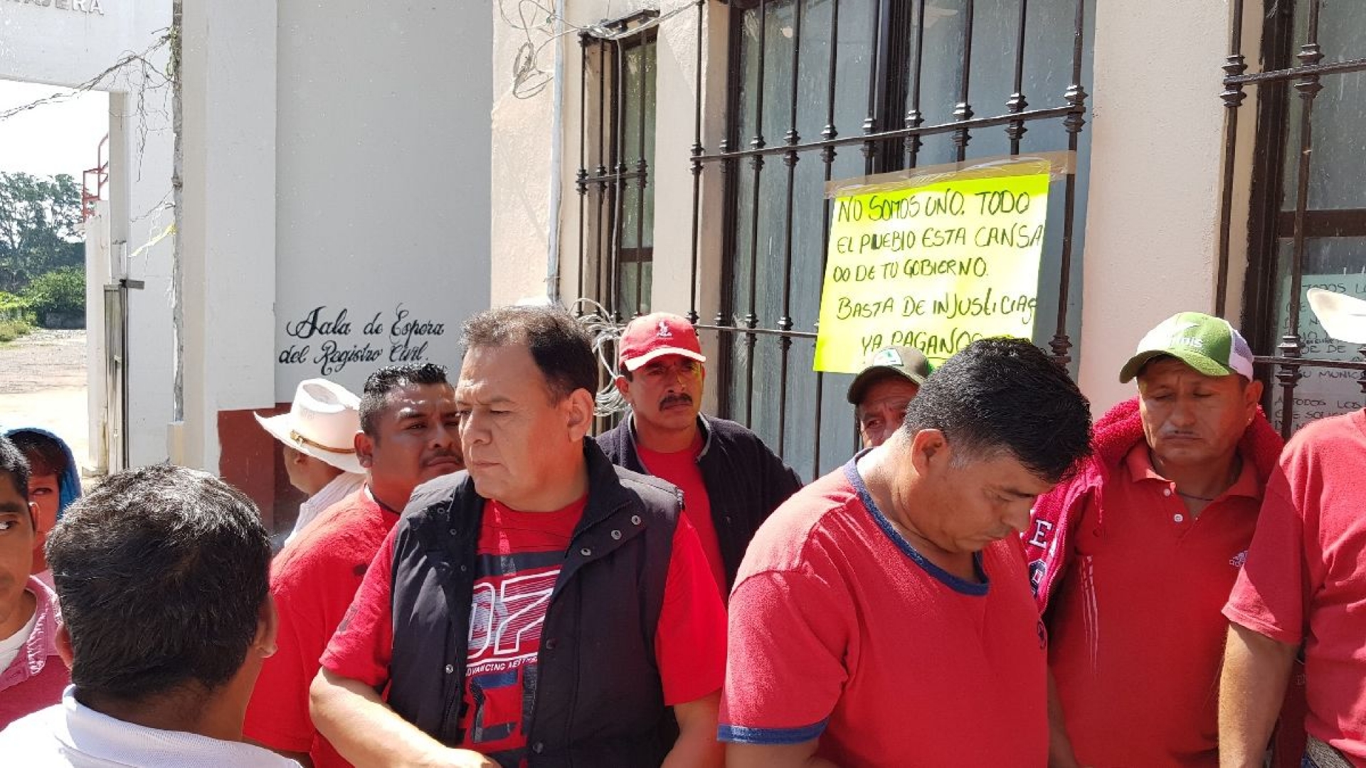 Empleados de Ayala toman oficinas municipales en demanda del pago de quincenas atrasadas