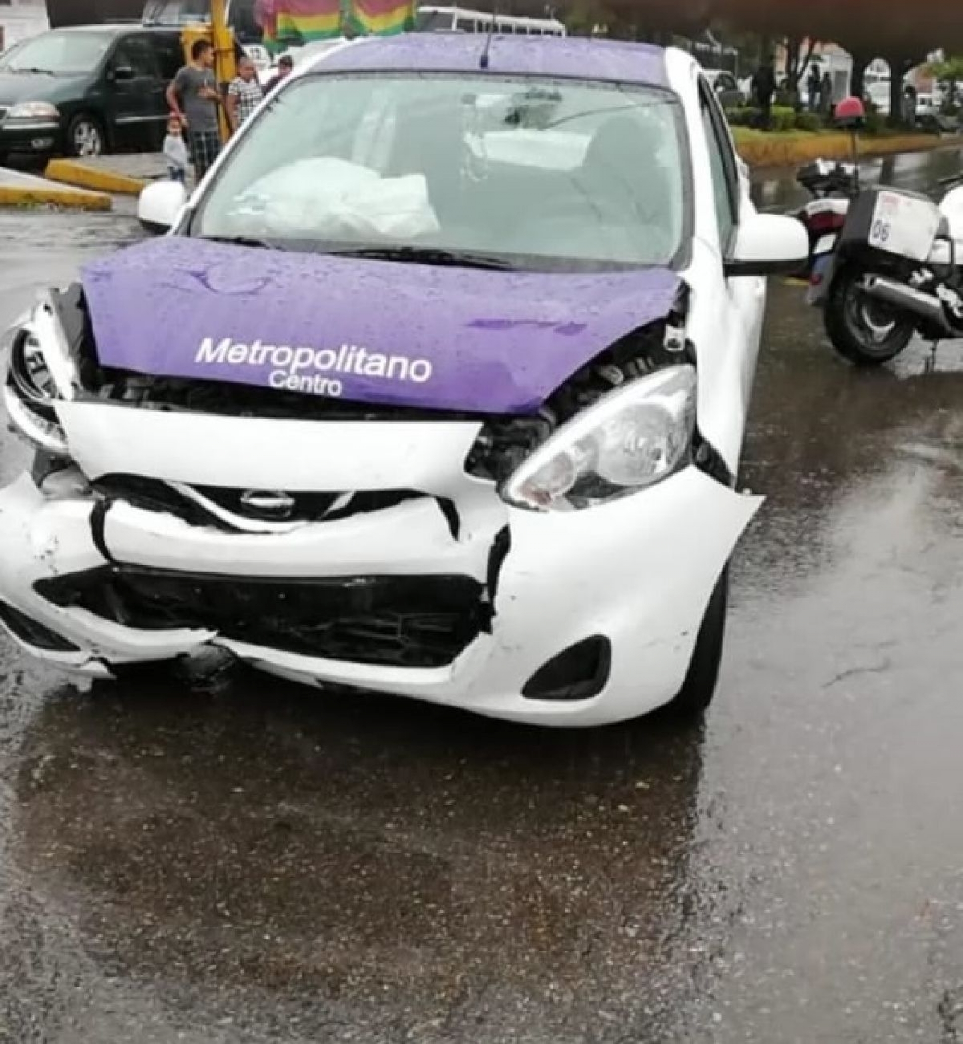 Taxista asaltante provocó una carambola