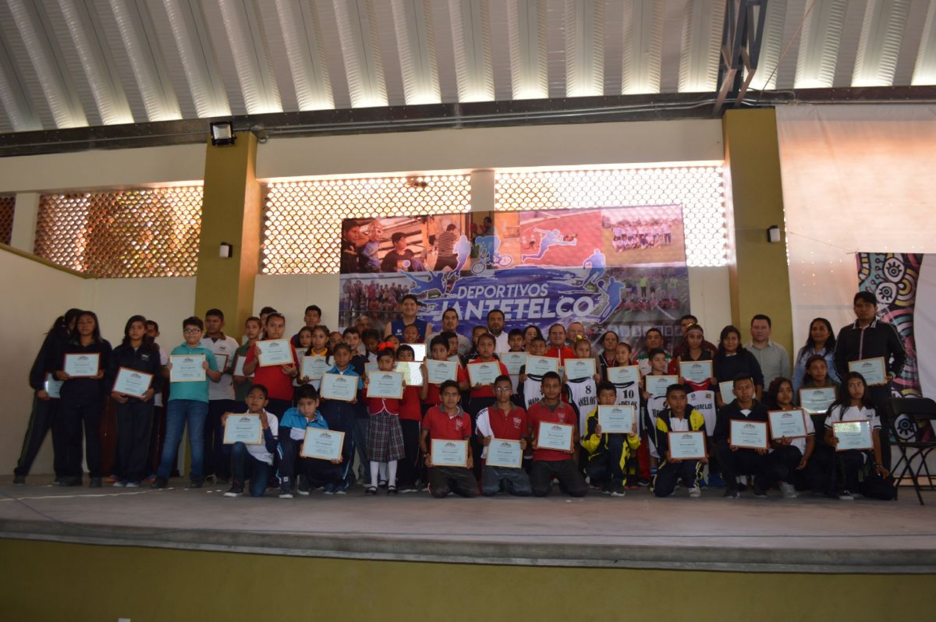 Reconoce presidente municipal a estudiantes deportistas de Jantetelco