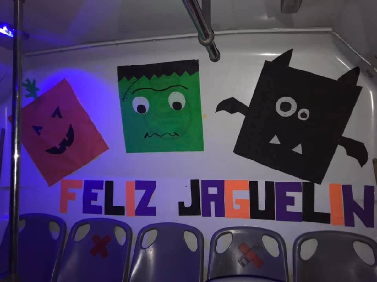 Chofer adorna su camión para Halloween y regala dulces a los niños
