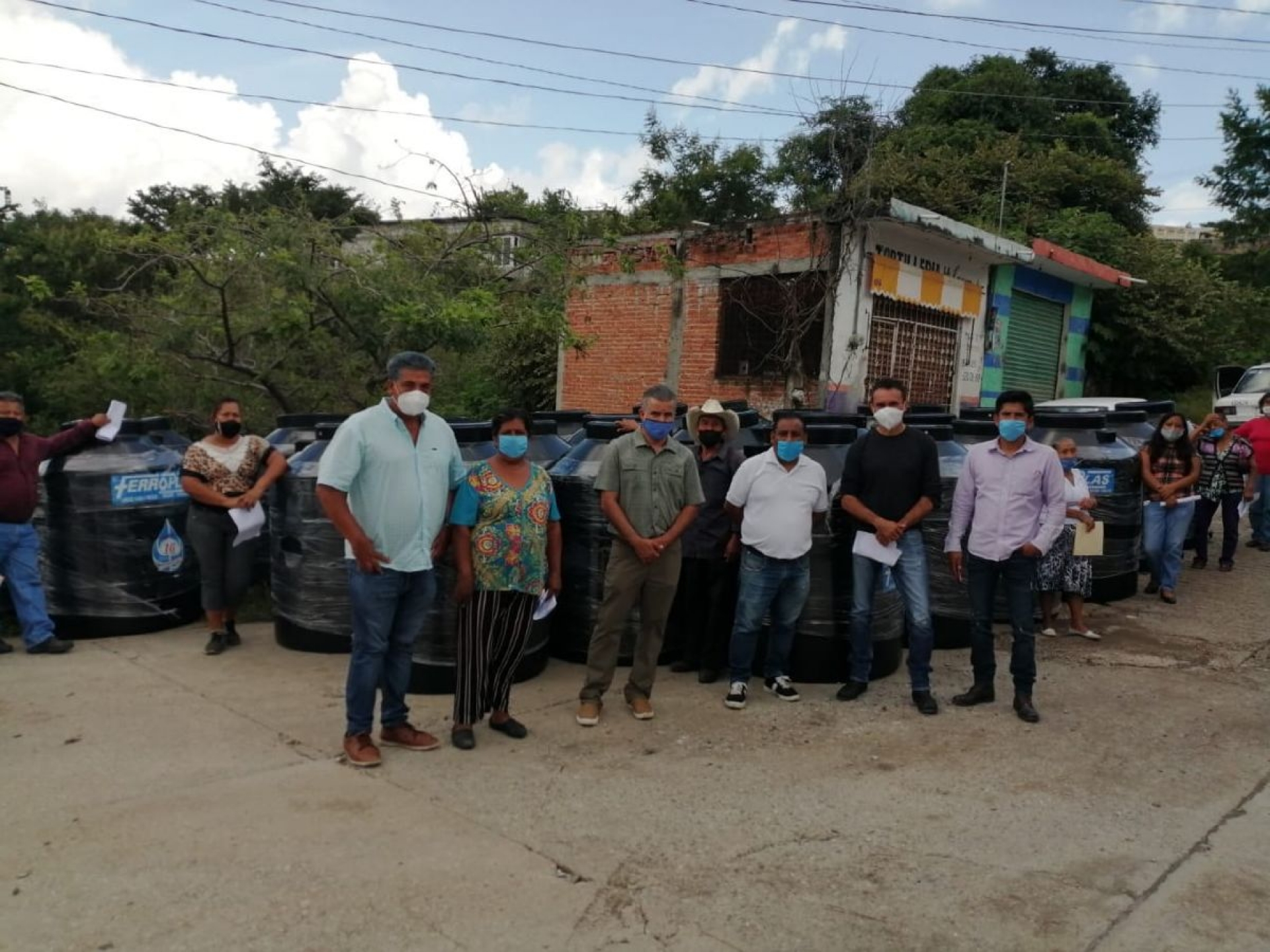Entregan tinacos a 20 familias vulnerables de Yautepec