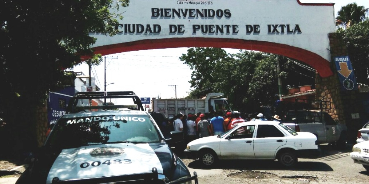 Exigen trabajadores de Xoxocotla pago de siete meses de salario; realizan bloqueo en Puente de Ixtla