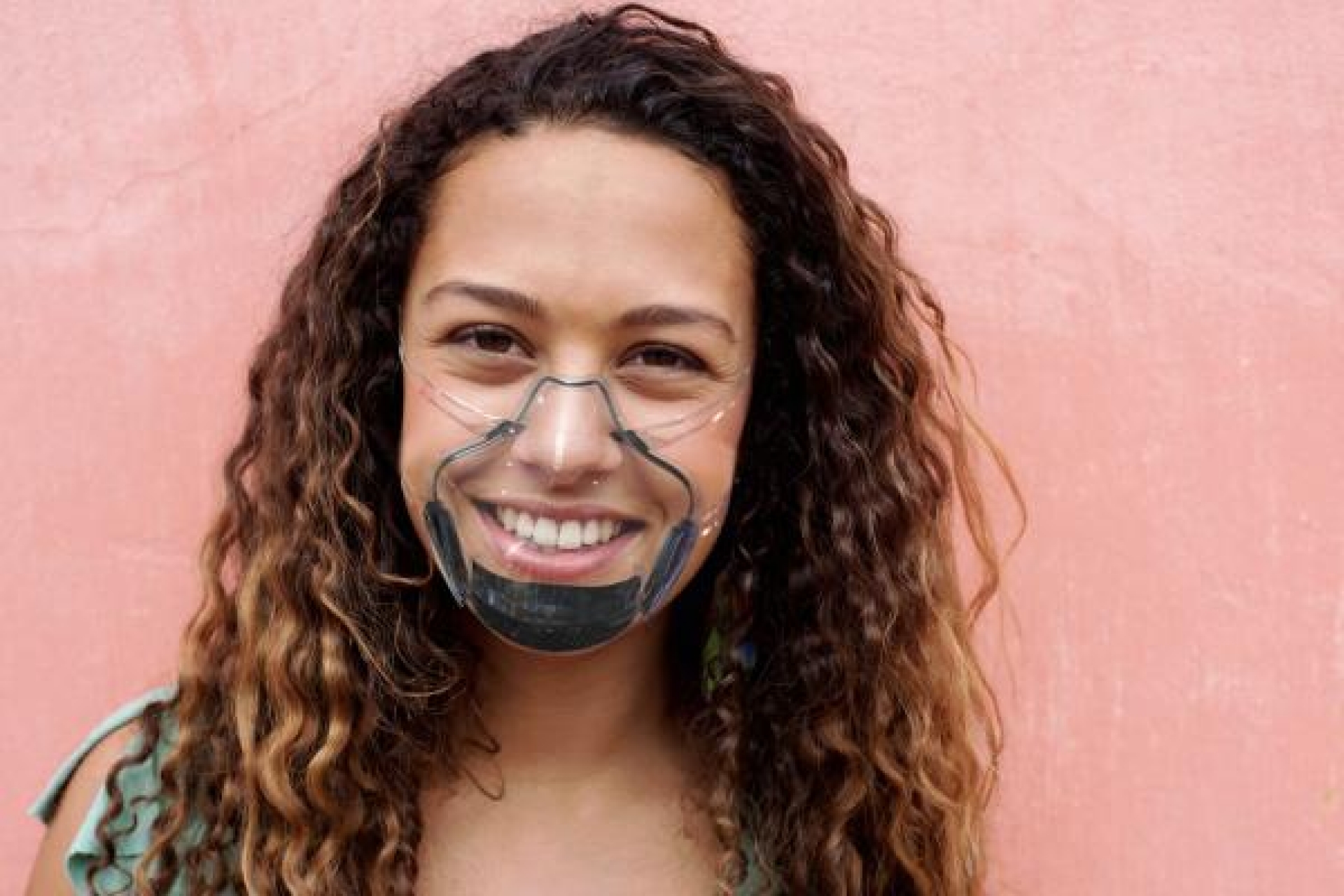 Lanzan cubrebocas transparente que se autoesteriliza y no se empaña