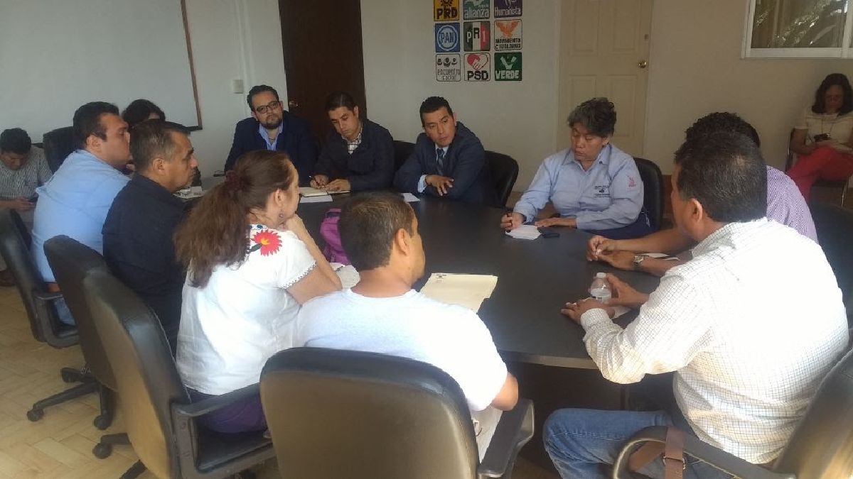 Reciben diputados a miembros del Consejo Universitario
